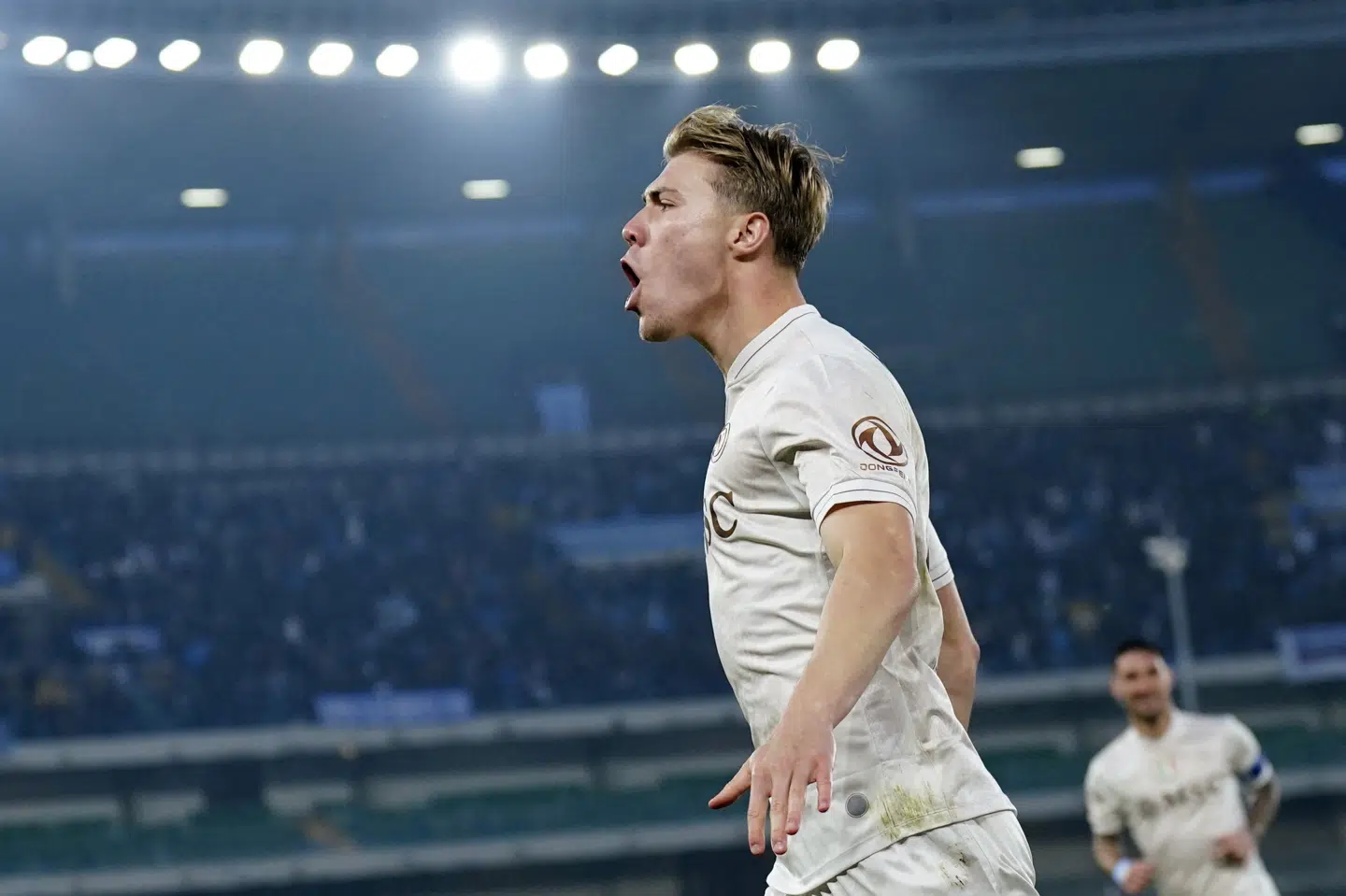 Napolis angriber Rasmus Højlund steg til vejrs og scorede et fremragende mål mod Verona.