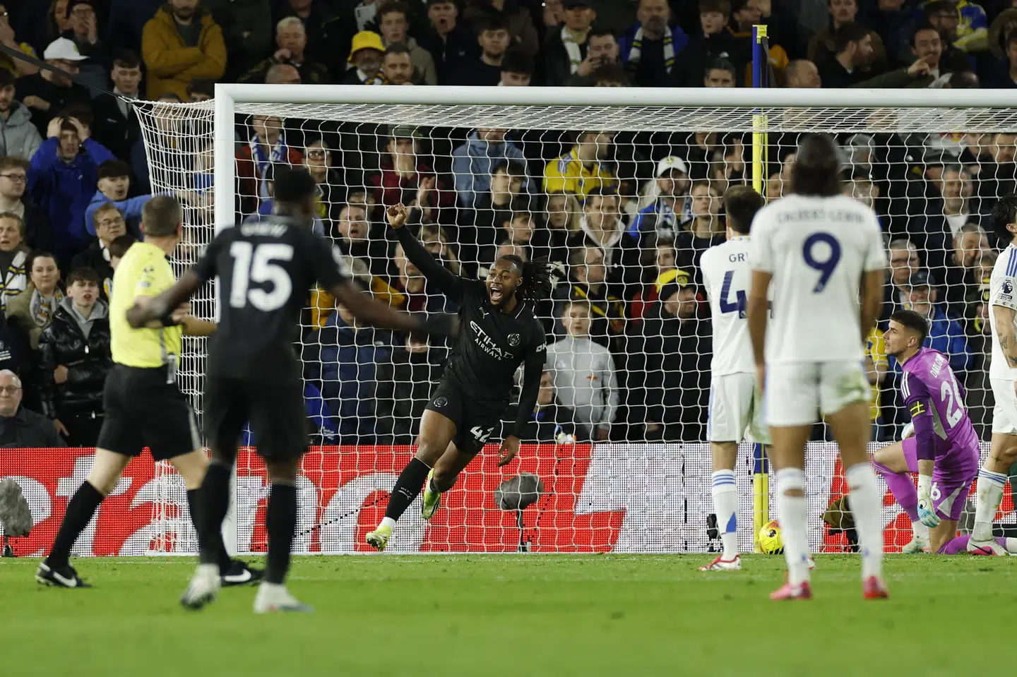 Manchester Citys Antoine Semenyo fejrer sit mål til 1-0 mod Leeds.