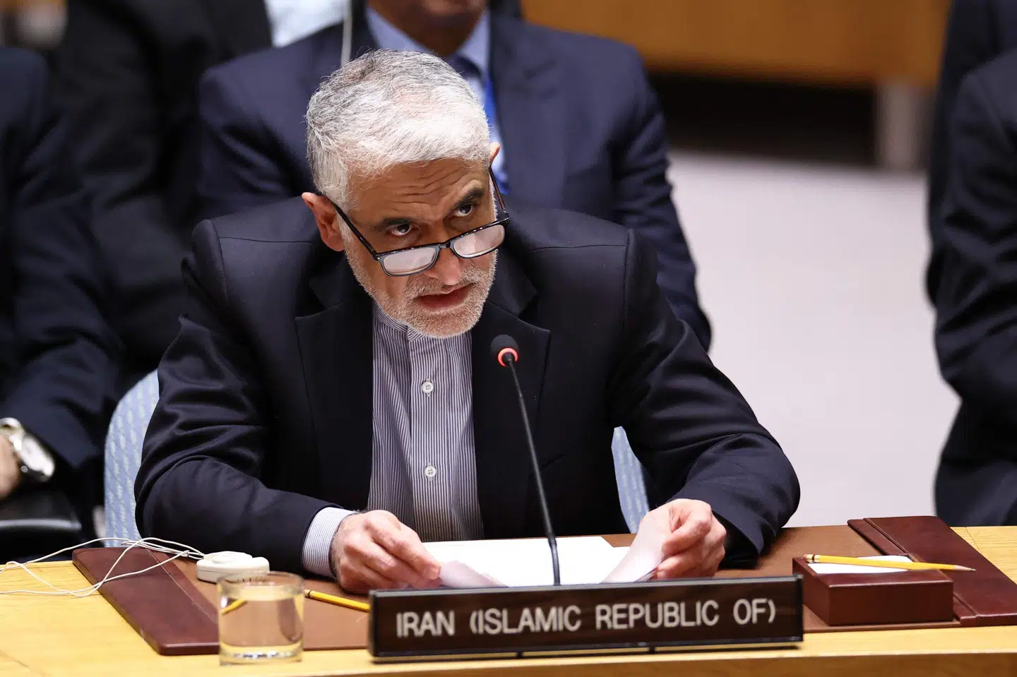 USA og Israel har under angreb i Iran ramt civil infrastruktur, lyder det fra Irans FN-ambassadør, Amir-Saeid Iravani, lørdag på et møde i FN's Sikkerhedsråd.