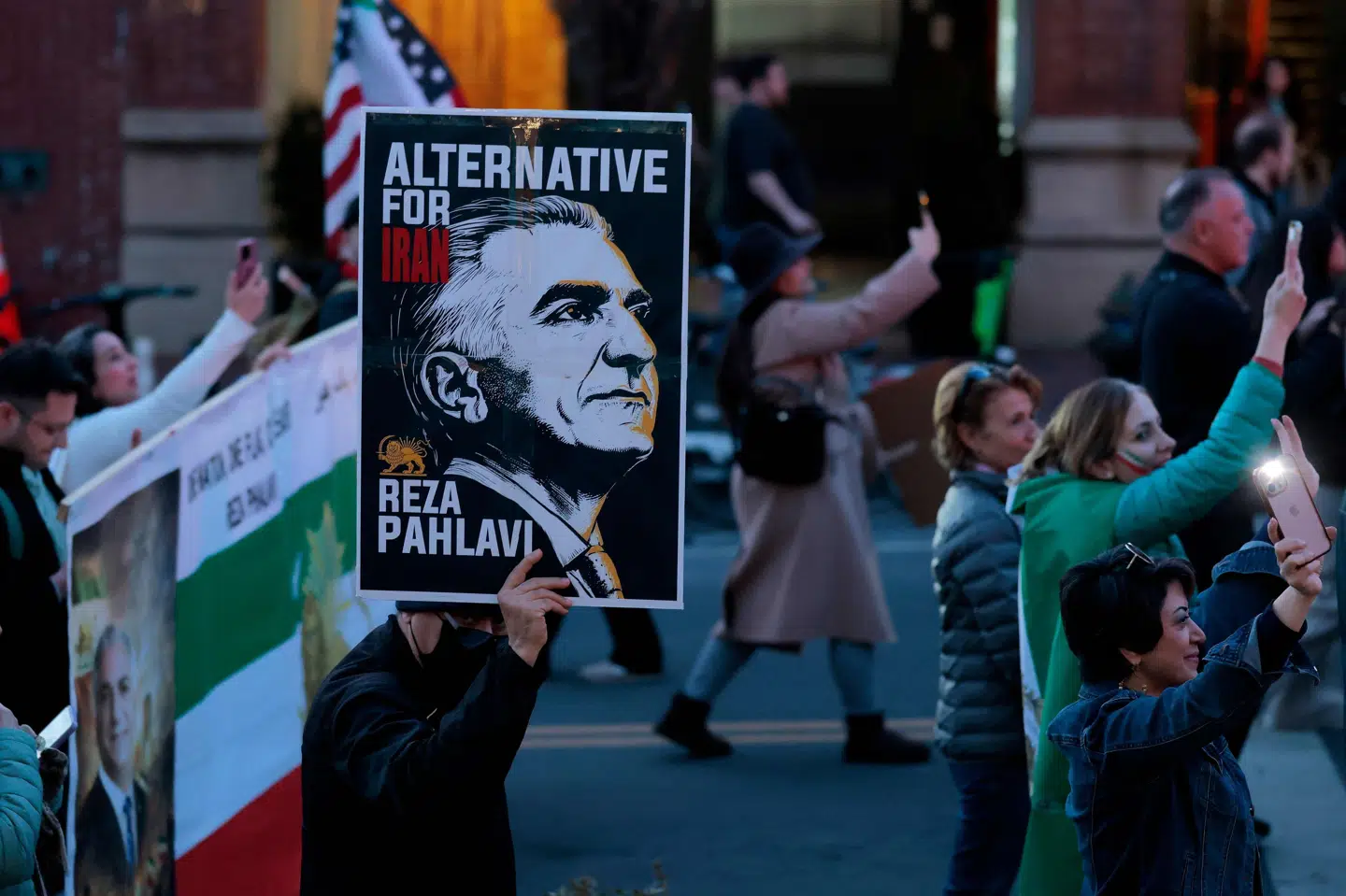 Billedet er fra den 28. februar i Washington D.C. i USA, hvor en mand holder en tegning af Reza Pahlav. Reza Pahlavi hylder USA's melding om, at ayatollah Ali Khamenei er død. Iran har ikke umiddelbart bekræftet det. (Arkivfoto).