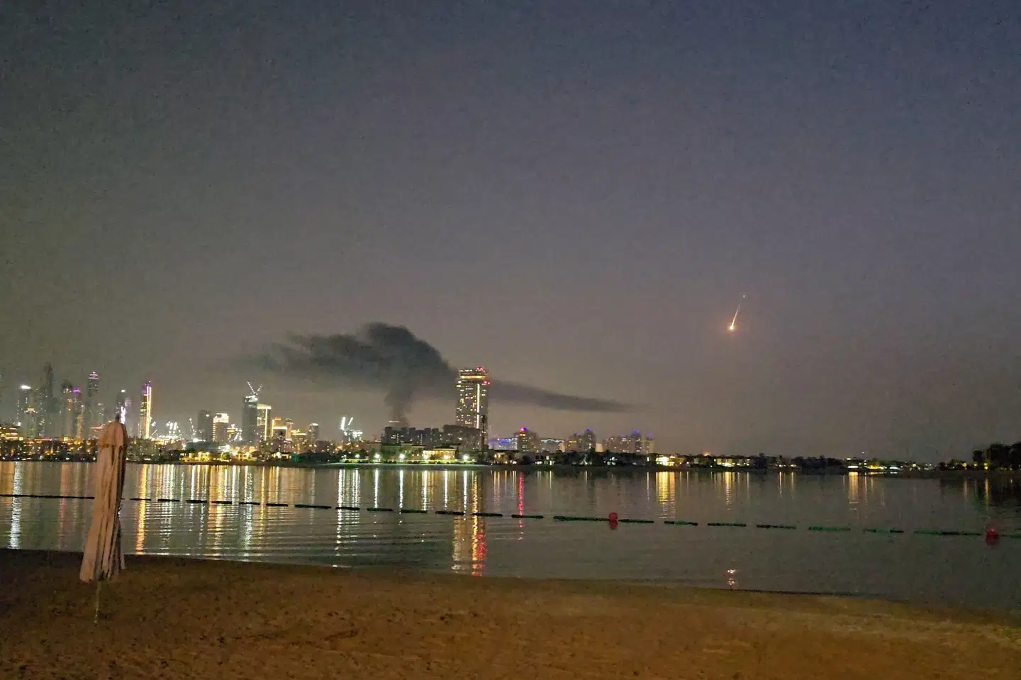 Billede fra lørdag viser røg fra Dubais berømte kunstige ø, Palm Jumeirah, hvor der lørdag har været brand. (Arkivfoto).