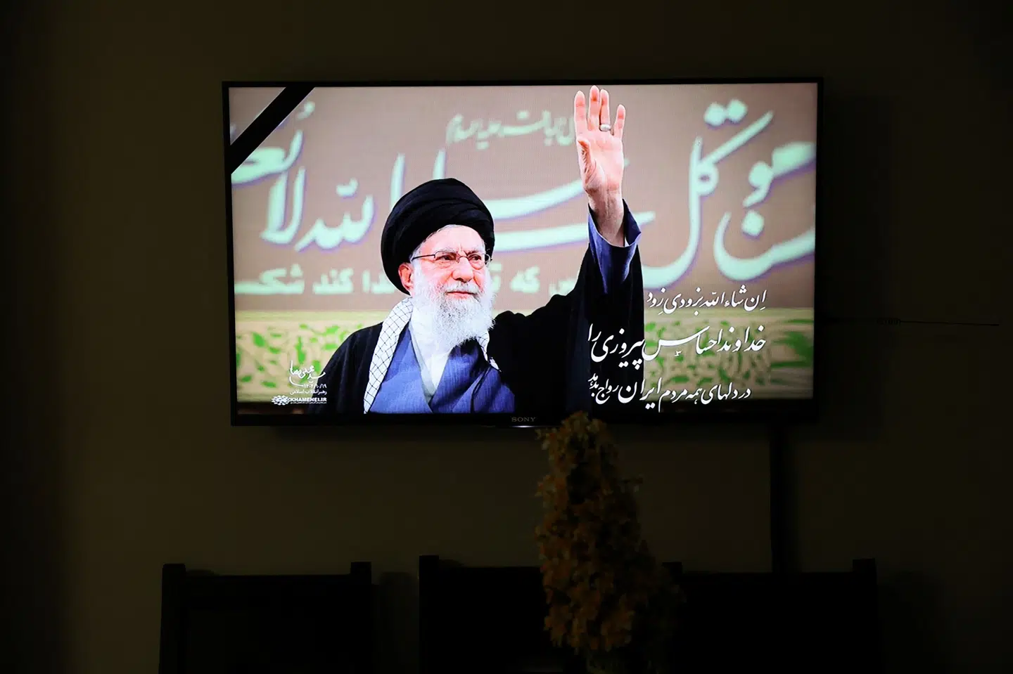 Billede af den afdøde ayatollah Ali Khamenei, som blev vist på tv i Iran, da nyheden om hans død blev meddelt.