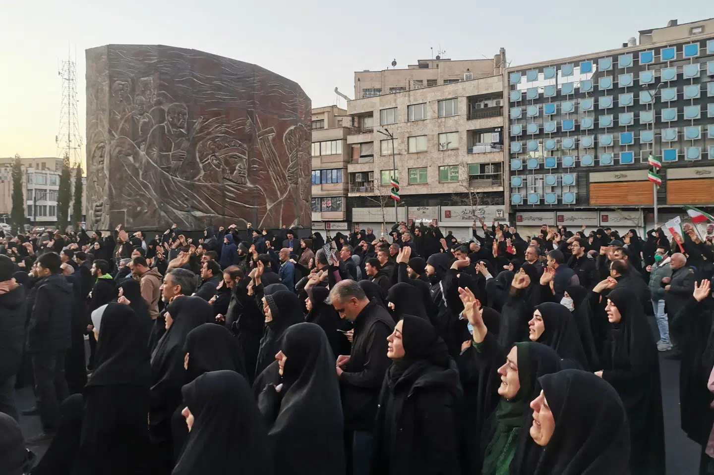 Billedet er fra søndag i Teheran, hvor folk er på gaden for at sørge over ayatollah Ali Khameneis død.
