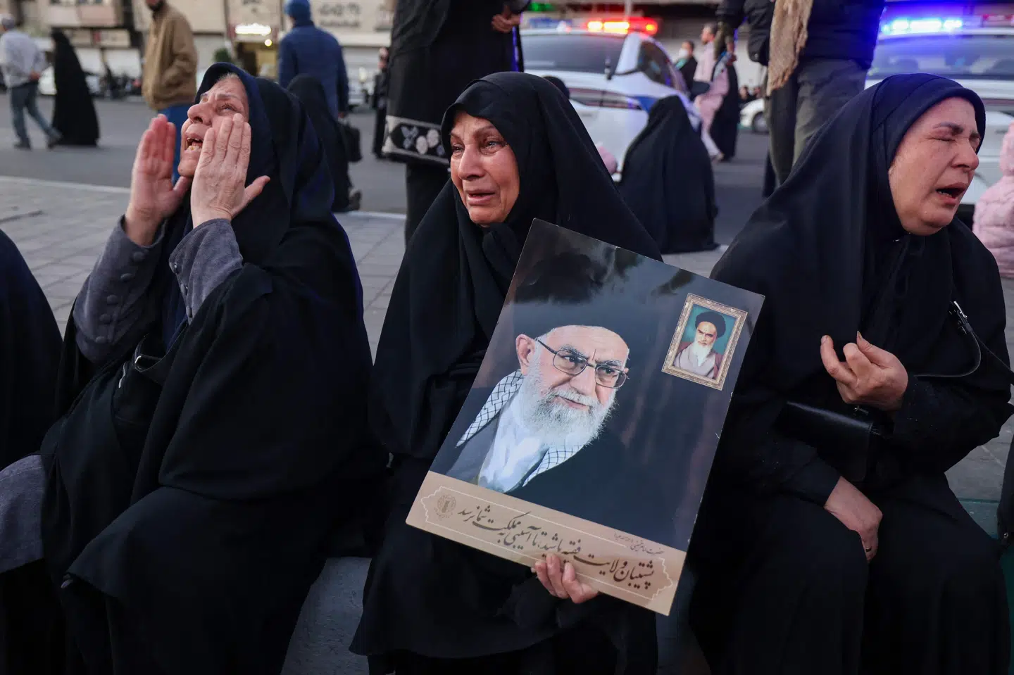 Flere i Iran sørger søndag over, at ayatollah Ali Khamenei er død.