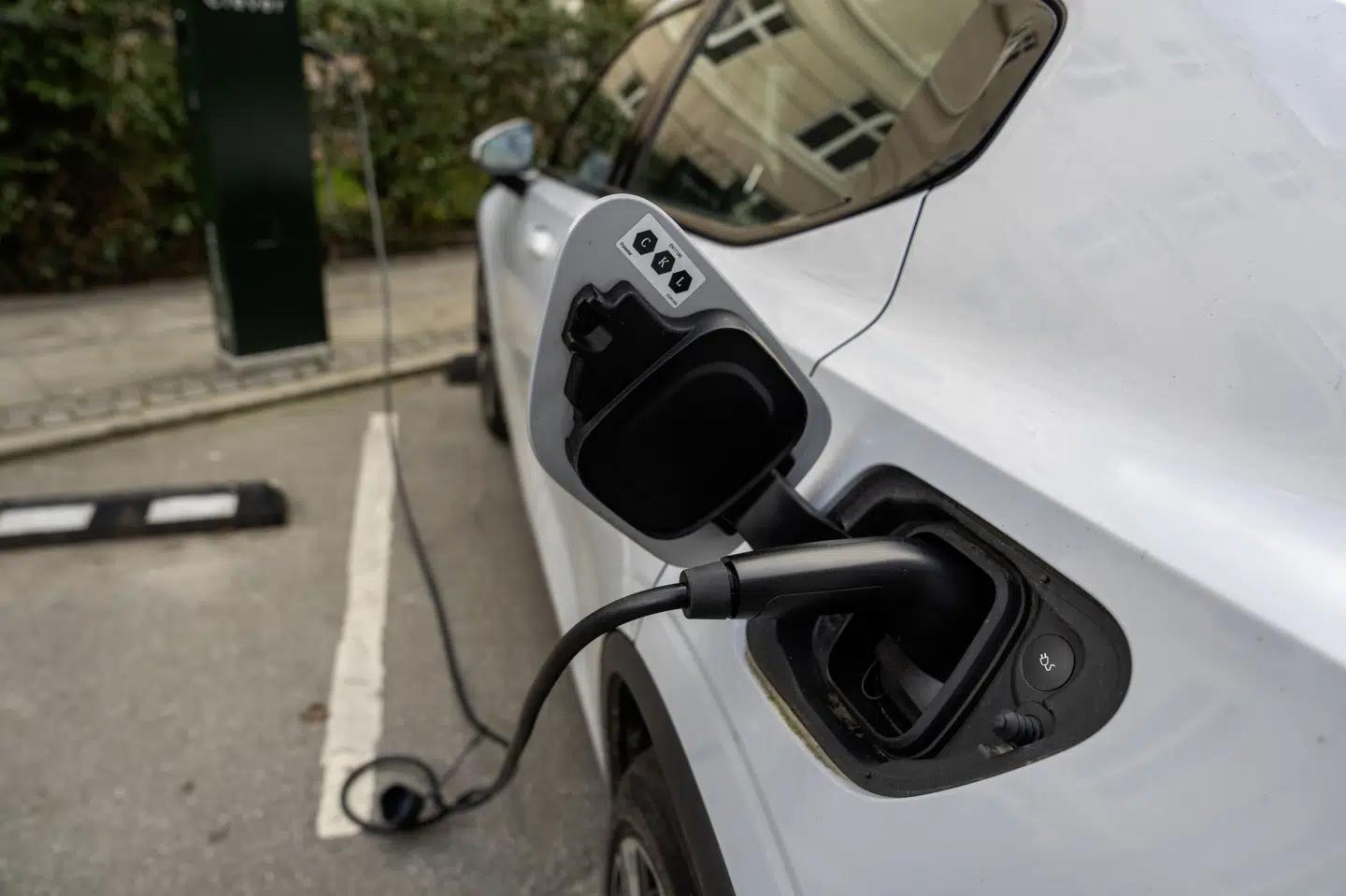 El er danskernes foretrukne drivmiddel ved køb af nye biler. I februar udgjorde elbiler størstedelen af nybilsalget. (Arkivfoto).