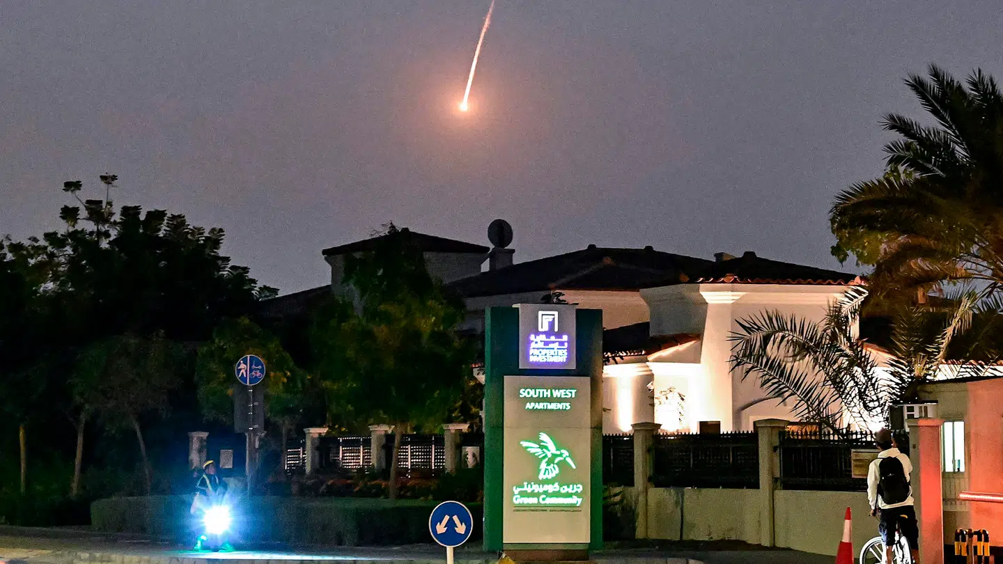 En cyklist ser et projektil falde over Dubai den 28. februar 2026. Korrespondenter hørte en høj eksplosion i Dubai den 28. februar, og en så en røgsky stige op fra byen. Eksplosionerne kom i kølvandet på omfattende iranske angreb på Golfen, som gengældelse for amerikanske og israelske angreb på Iran.