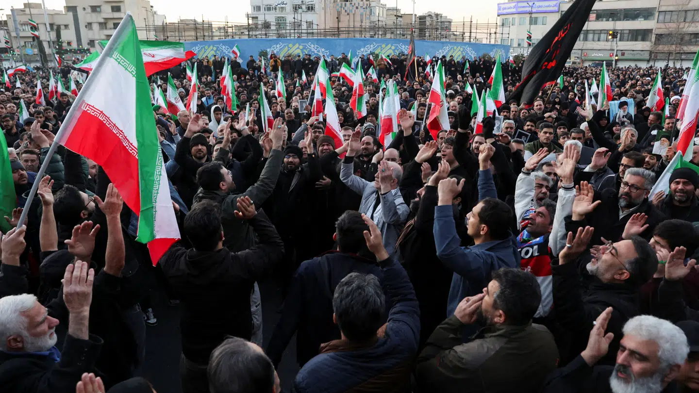 Folk reagerer, mens de samles på Enghelab-pladsen, efter at Irans øverste leder, ayatollah Ali Khamenei, blev dræbt i israelske og amerikanske angreb lørdag, i Teheran, Iran, den 1. marts 2026