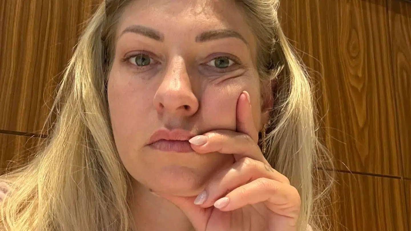 Lena Blom Jawad sidder lige nu strandet i Dubai med sin søn og drengens ven. Billedet er taget i hotellets lobby.