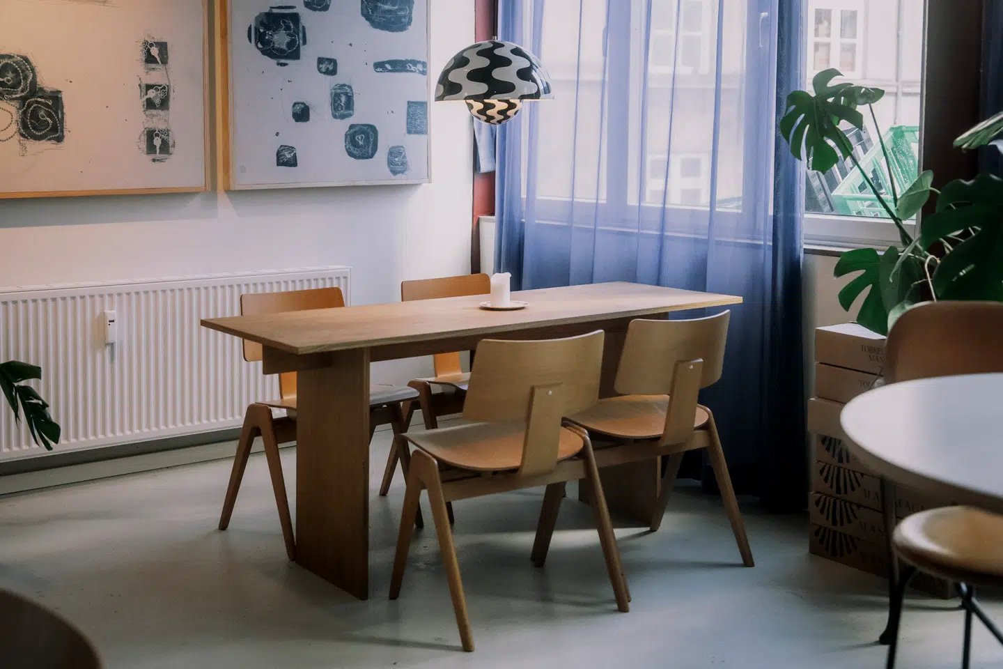 Lækre designermøbler, kunst på væggene og god akustik. Der er gjort noget ud af indretningen på Nordvests nye spisested – og så er maden glimrende.