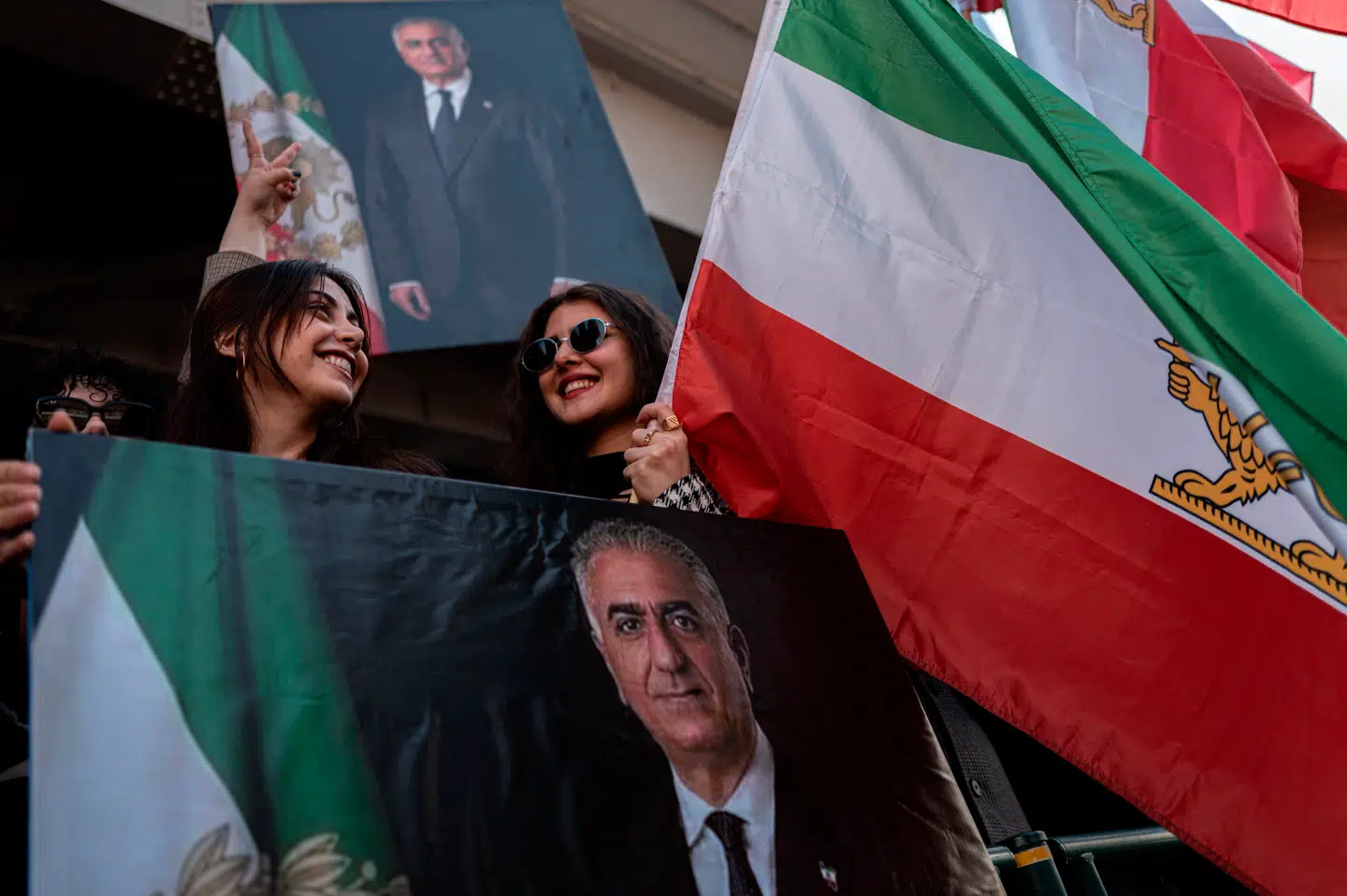 Det er ikke meget, der kommer ud af Iran i disse dage. Flere medier kunne dog rapportere via anden og tredjehånds kilder i Tehran, at der blev affyret fyrværkeri og fejret på gaderne oven på drabet af landets øverste leder Ali Khamenei.