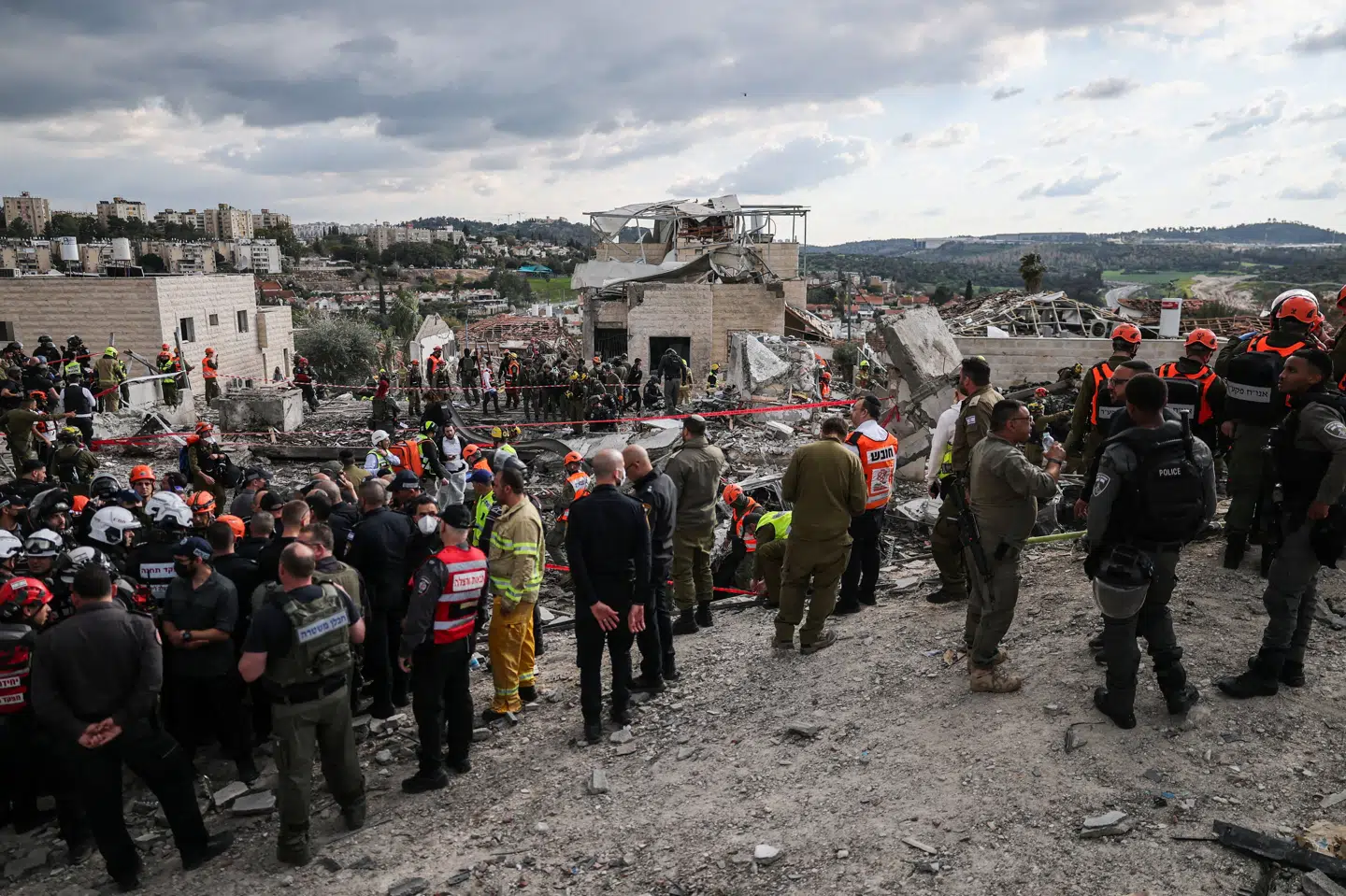 Redningsmandskab arbejder ved den bygning i byen Beit Shemesh, hvor mindst otte mennesker er dræbt og 28 andre såret i et iransk missilangreb.