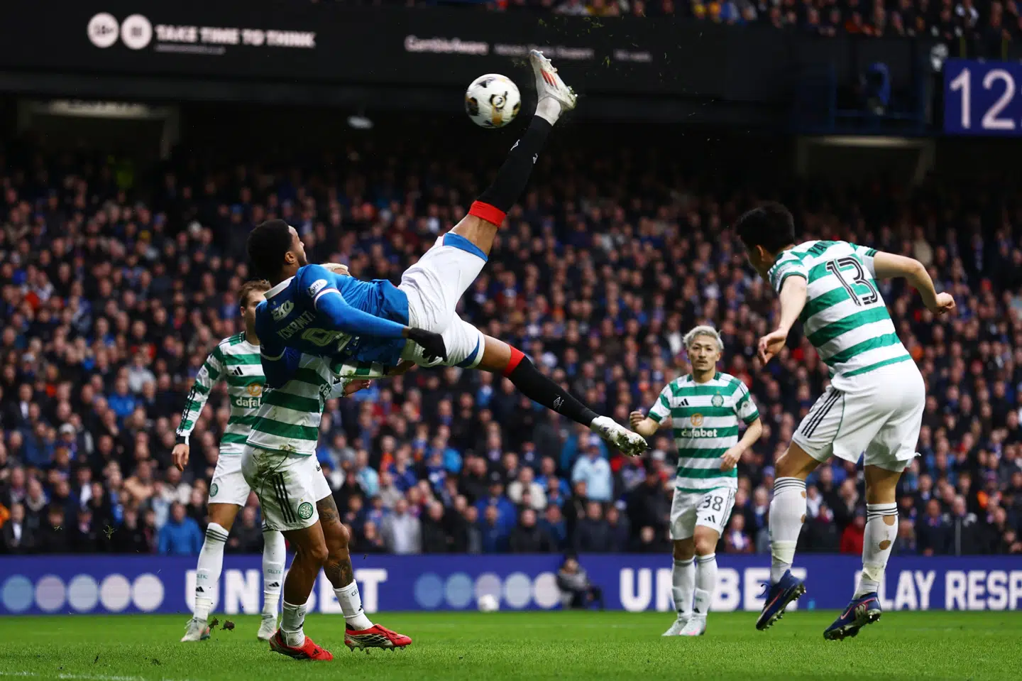 Youssef Chermiti rammer bolden perfekt med et saksespark efter en aflevering fra Andreas Skov Olsen og scorer til 1-0 for Rangers.