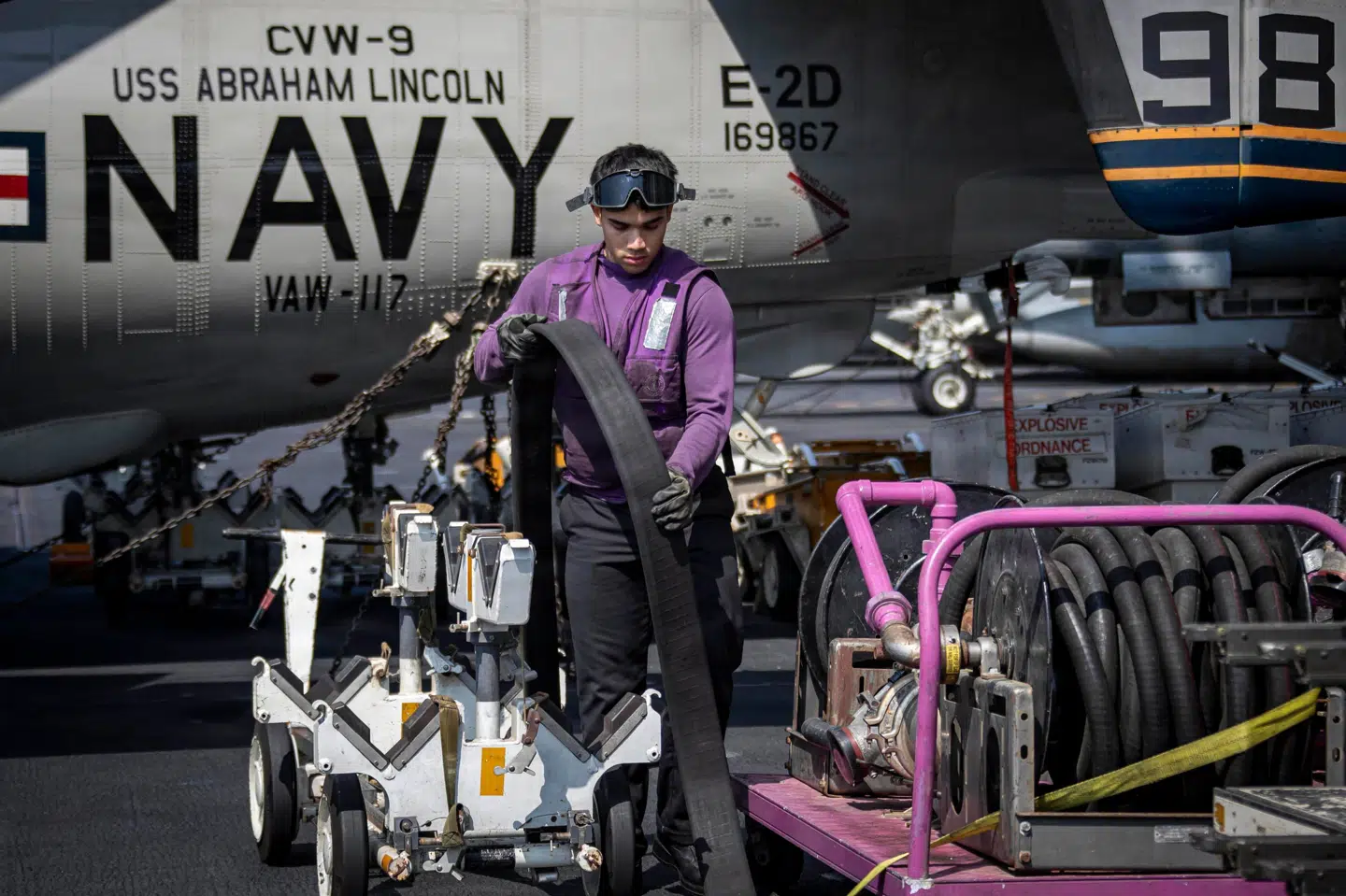 Et besætningsmedlem arbejder om bord på det amerikanske krigsskib USS "Abraham Lincoln", der i den seneste tid har befundet sig i Det Arabiske Hav. Søndag hævder den iranske Revolutionsgarde, at den har ramt skibet med fire ballistiske missiler. De oplysninger er ikke bekræftet fra anden side. (Arkivfoto)