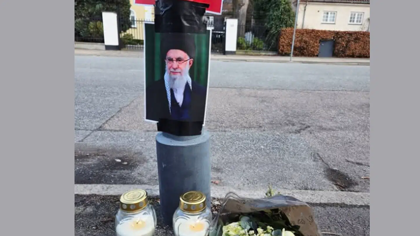 Den danske muslim Saif Shah Muhammad har valgt at lægge blomster og sætte et billede op af den afdøde ayatollah foran Irans ambassade i København.