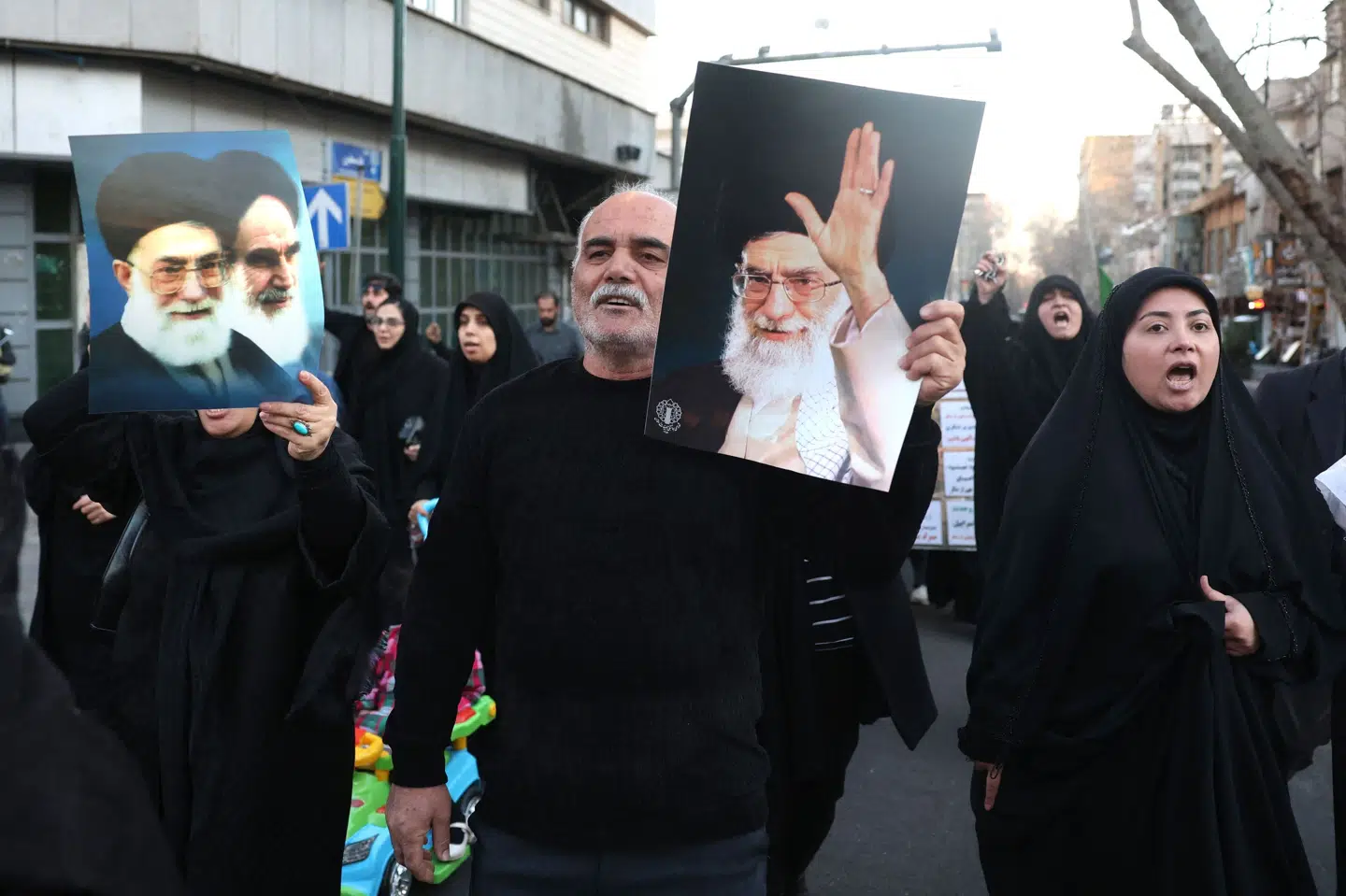 Demonstranter i Teheran råber slagord holder fotos op af Irans dræbte øverste leder, ayatollah Ali Khamenei, som blev dræbt i israelsk-amerikanske angreb lørdag. Valget af en ny leder kan ske inden for få dage, varsler den iranske udenrigsminister.