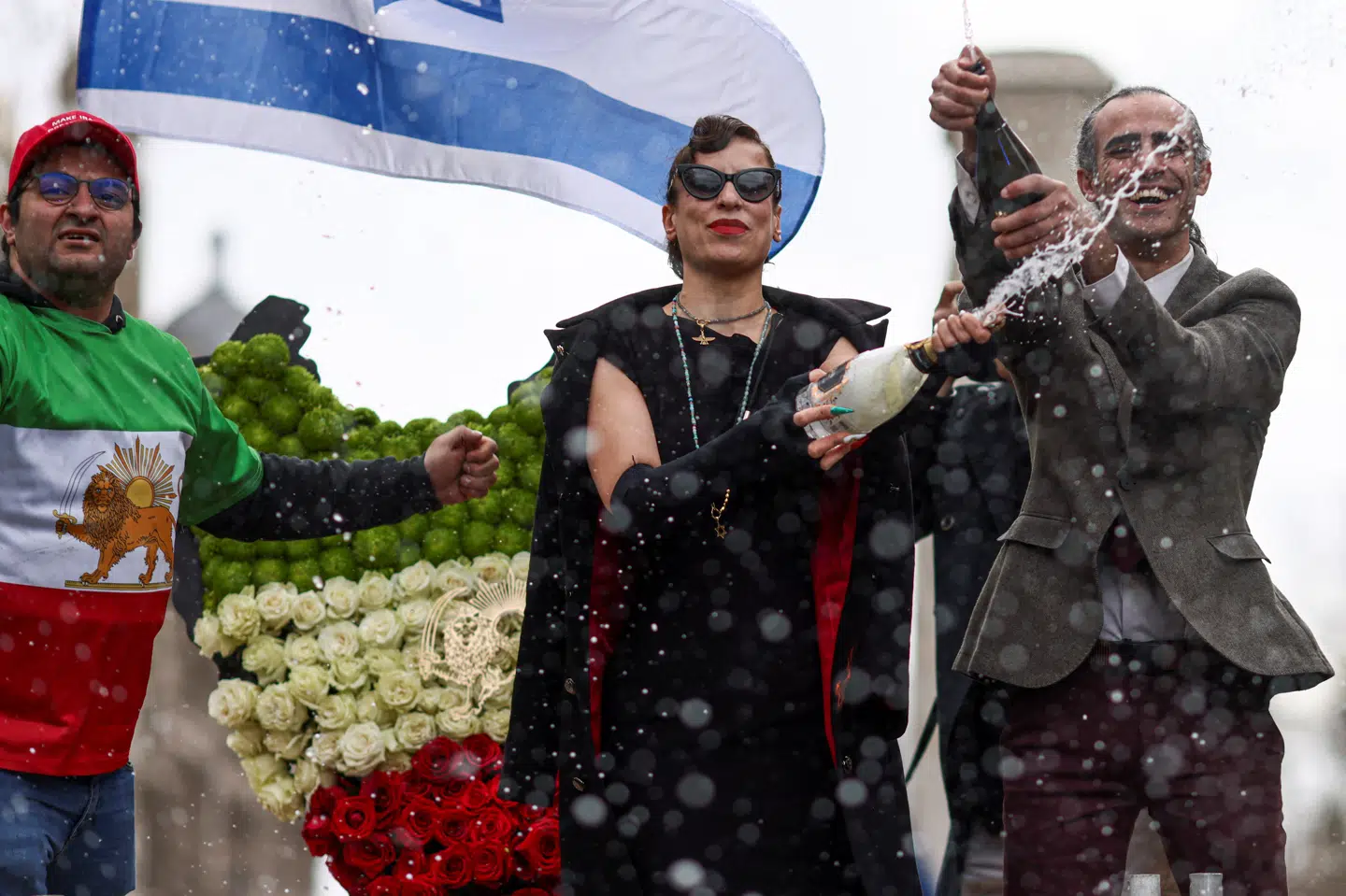 Iranere over hele verden fejrede søndag diktatoren Ali Khameneis død. Her eksiliranere i London. Men ifølge iagttagere er det endnu for tidligt at sige, om regimet falder.