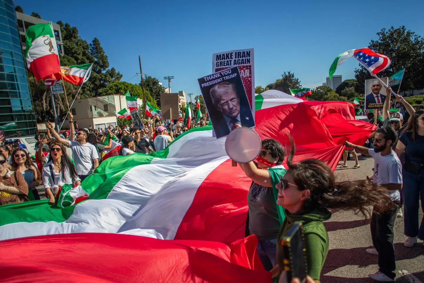 Amerikanere med iransk baggrund var godt repræsenteret blandt de personer, der lørdag var samlet i Los Angeles for blandt andet at udtrykke deres taknemmelighed til præsident Donald Trump over, at Irans øverste leder nu er dræbt i et amerikansk-israelsk angreb.