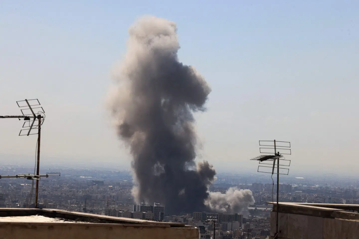 En søjle af røg stiger søndag op over den iranske hovedstad, Teheran, hvor der meldes om nye eksplosioner.