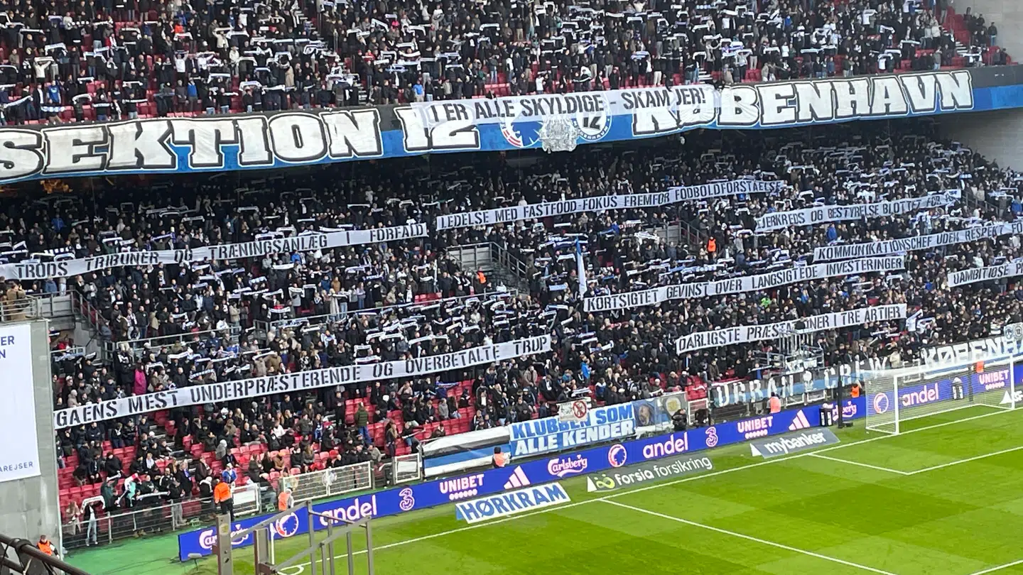 De brutale bannere i Parken.