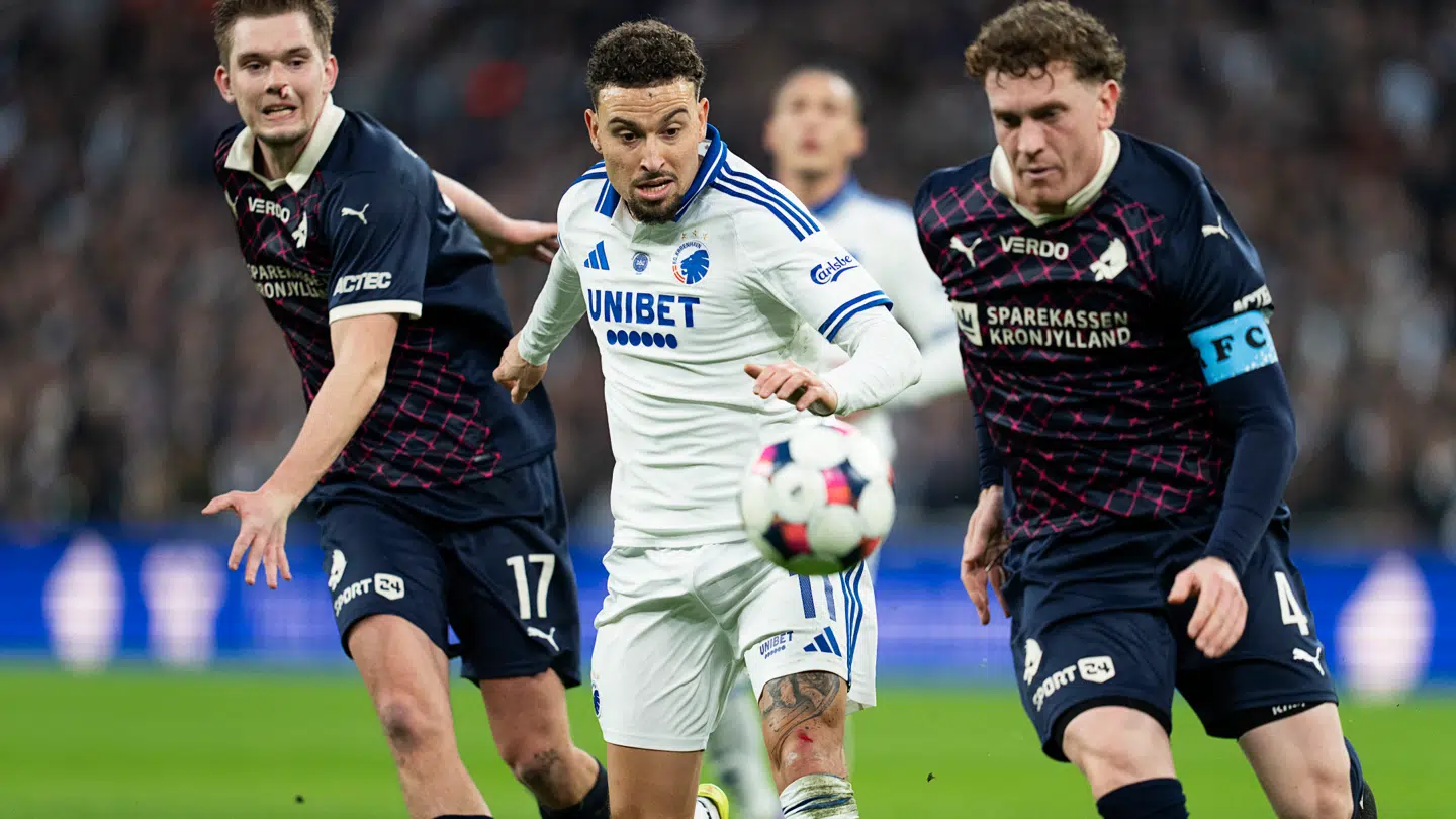 Jordan Larsson og resten af FCK-mandskabet fik voldsom skældud af fansene.