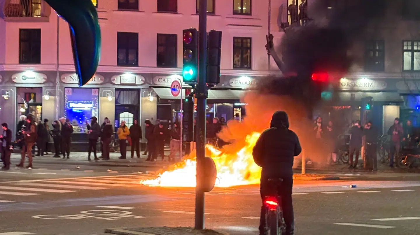 Ved Nørrebros Runddel er der sat ild til valgplakater.