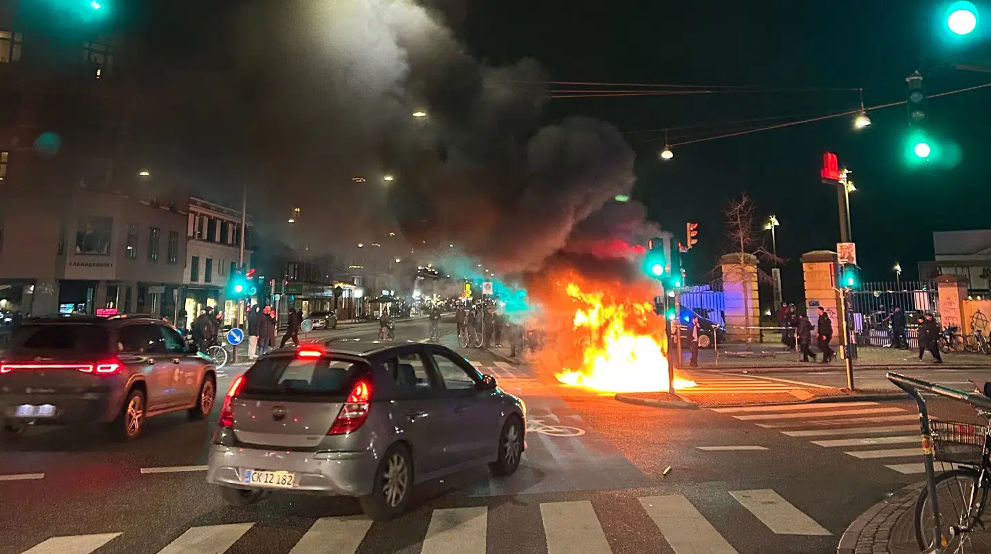 Biler kan ikke komme frem grundet urolighederne.