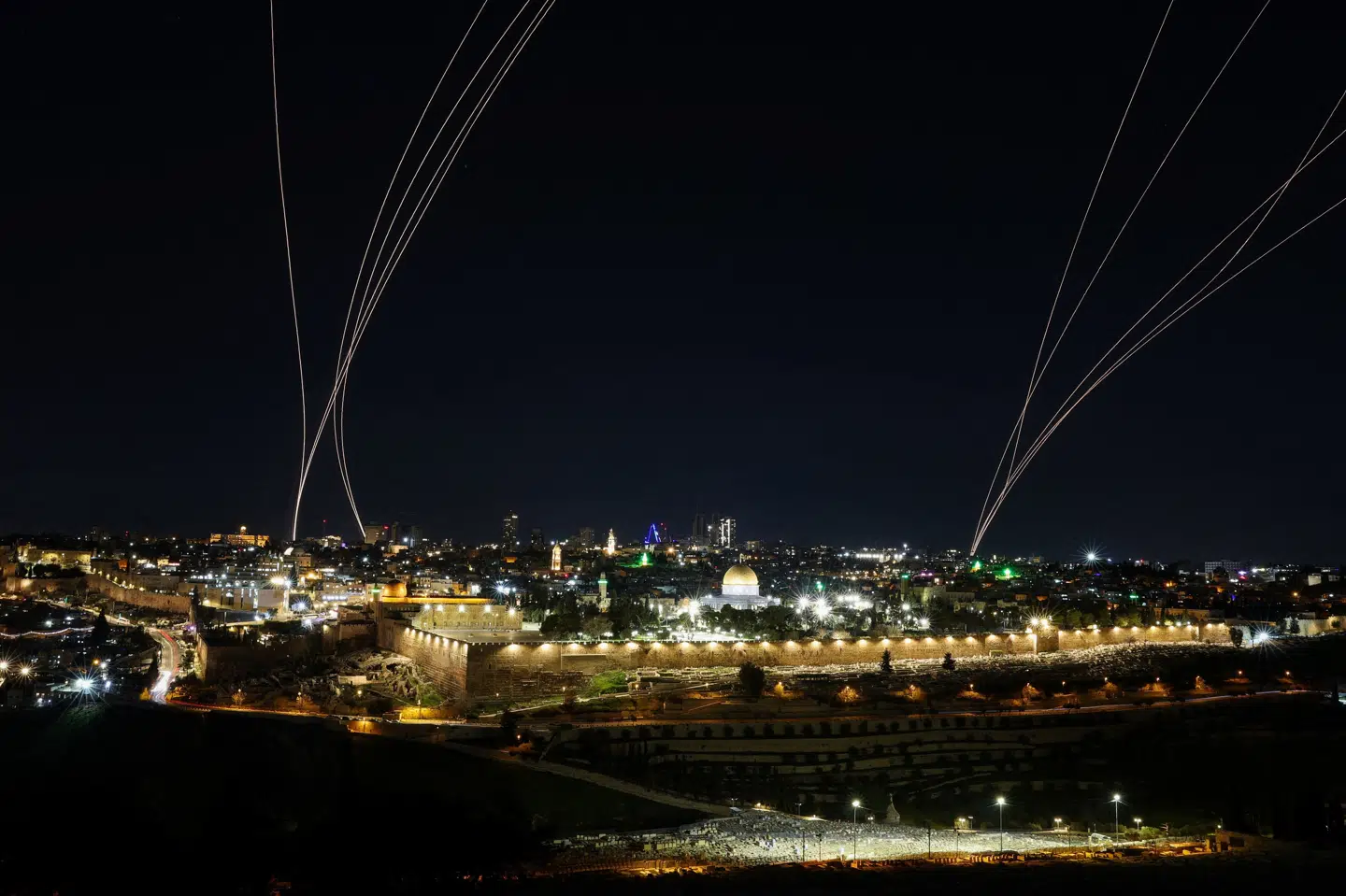 Israels luftforsvar i aktion for at skyde iranske missiler ned over Jerusalem søndag aften.