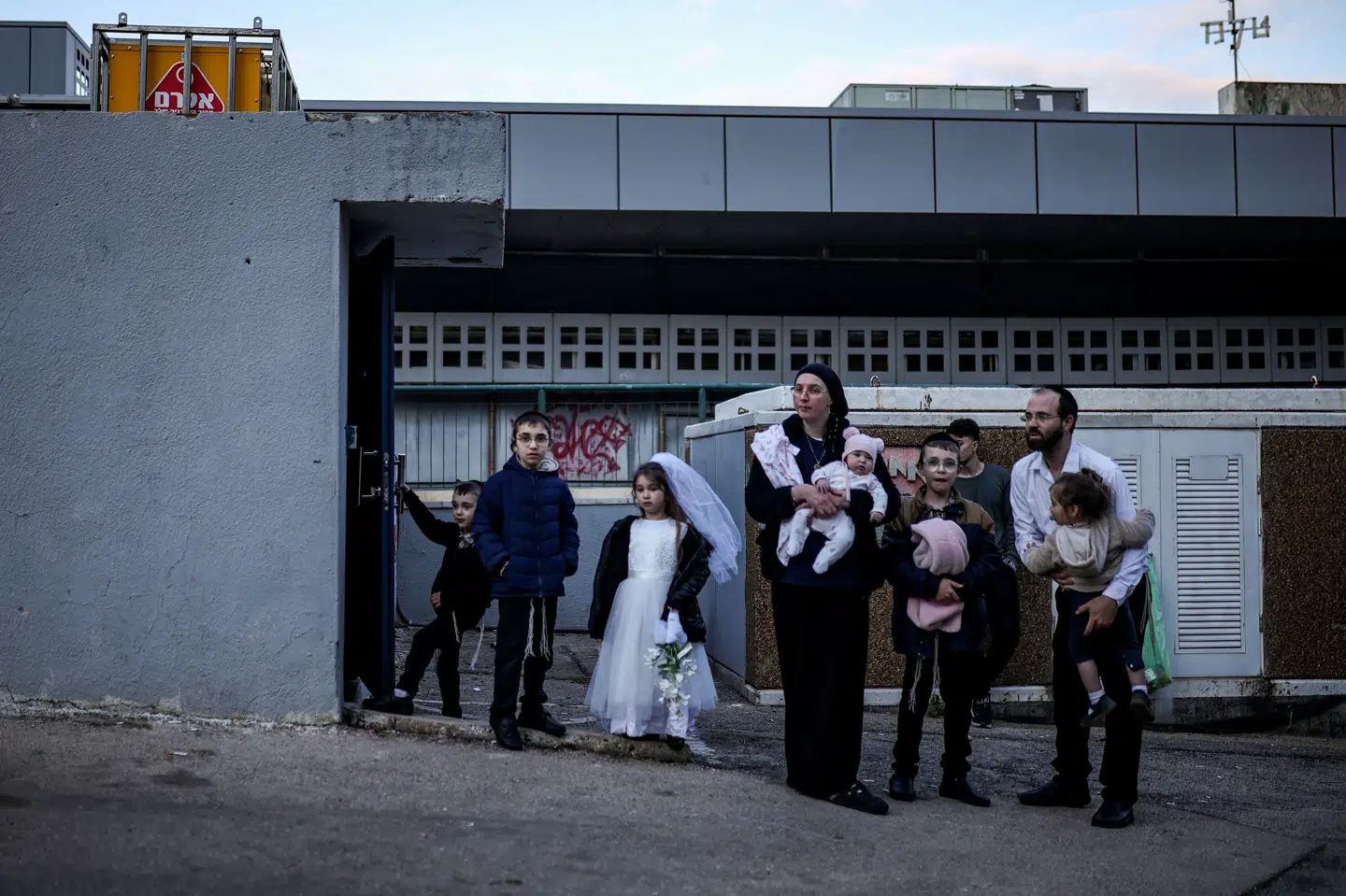 En jødisk familie har søndag samlet sig i byen Haifa, hvor sirenerne lyder natten til mandag. Haifa ligger i det nordlige Israel. (Arkivfoto).