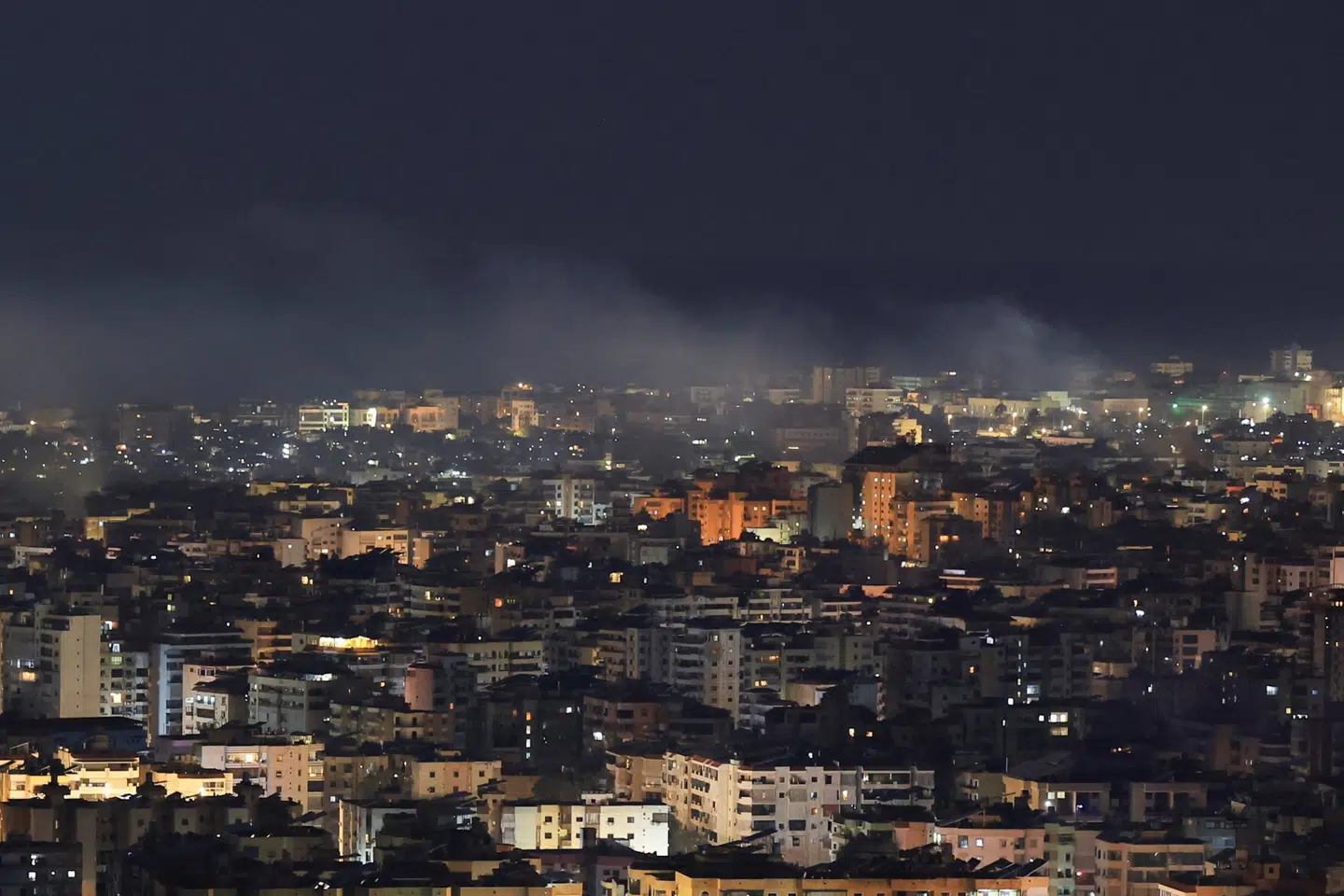 Røg stiger op over de sydlige forstæder i Libanons hovedstad, Beirut, efter israelske angreb.