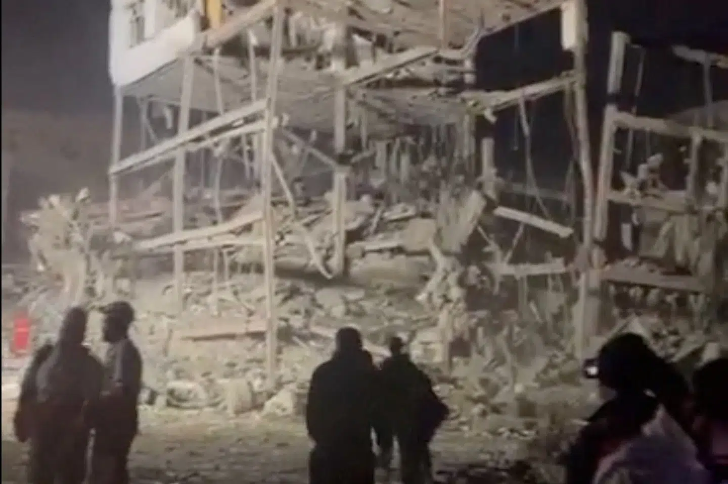 Billede delt på sociale medier viser mandag omfattende skader på politistation i i Teheran, Irans hovedstad.