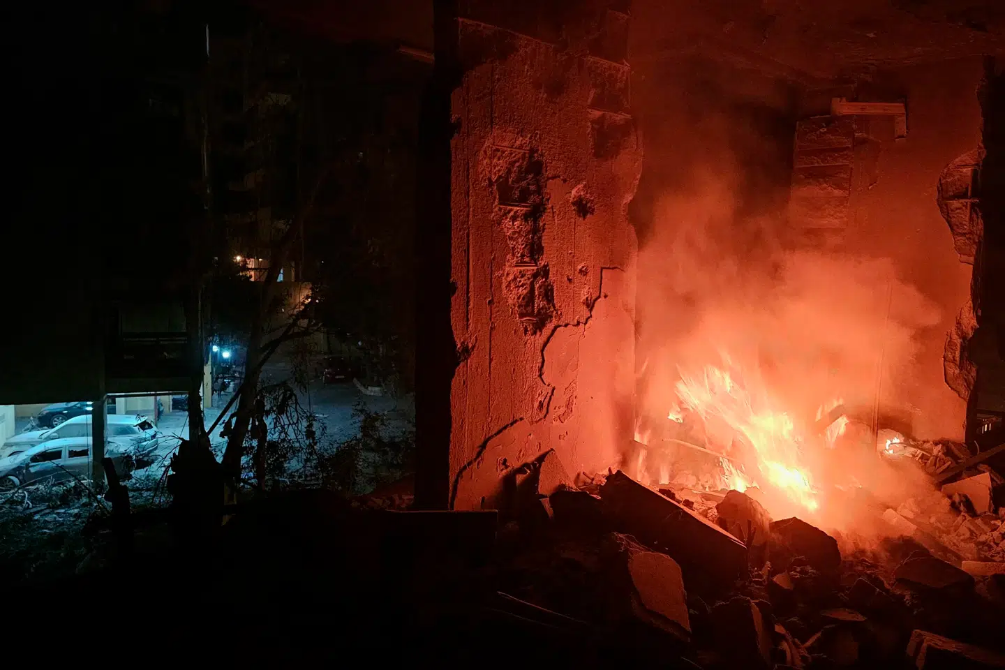 En bygning i Beiruts sydlige forstad Haret Hreik står i brand efter et israelsk luftangreb.