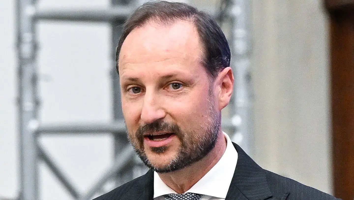 Kronprins Haakon reagerer nu på sin fars indlæggelse på Tenerife i Spanien.