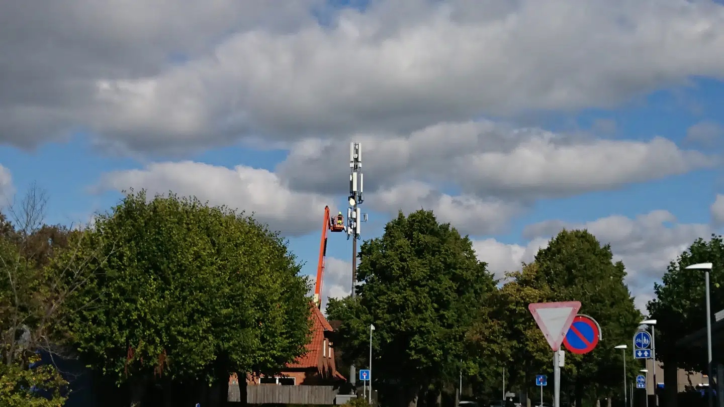 Mobildækningen i Danmark bliver konstant forbedret – enten ved opsætning af nye master og antenner eller ved udskiftning af ældre teknologi med ny, som sikrer bredere dækning og også kan trænge igennem lidt for energieffektive vinduer i nybyggeri.