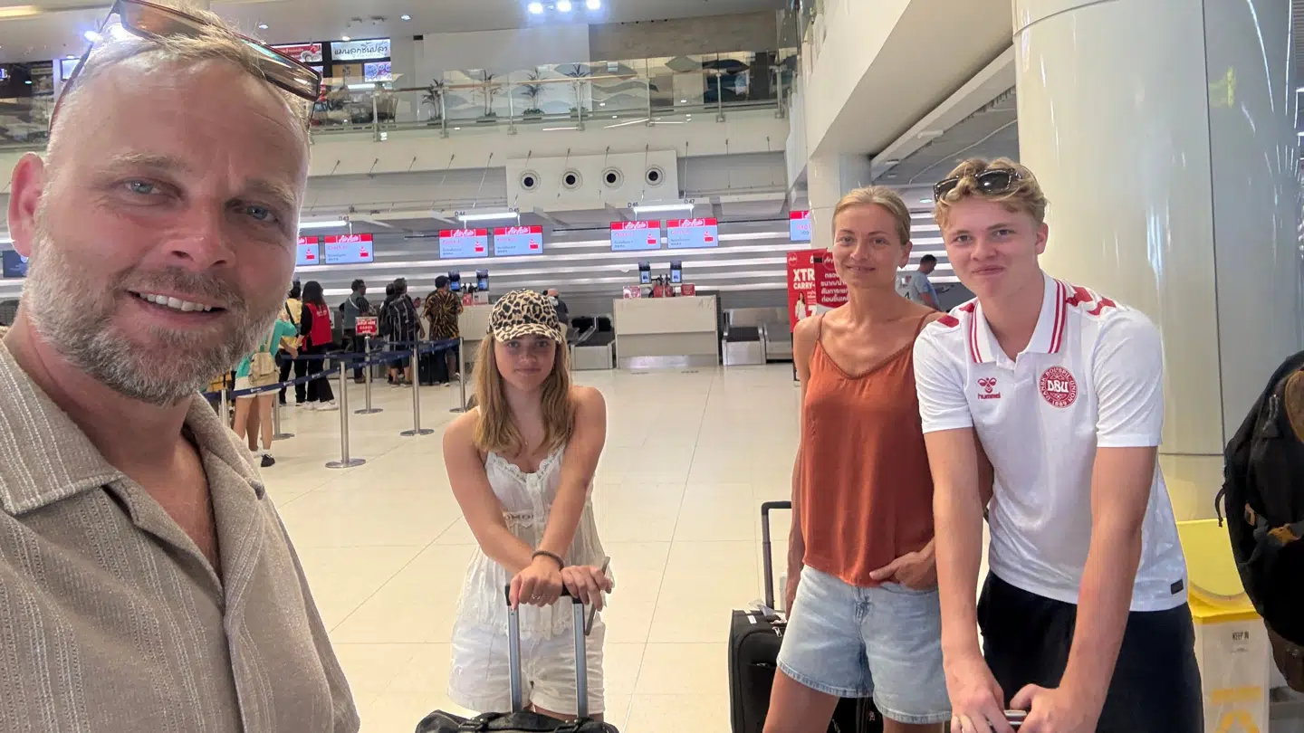 Lasse Hald og hans familie er lige nu strandet i Thailand. Nu venter de på et fly videre til Bangkok fra Phuket.