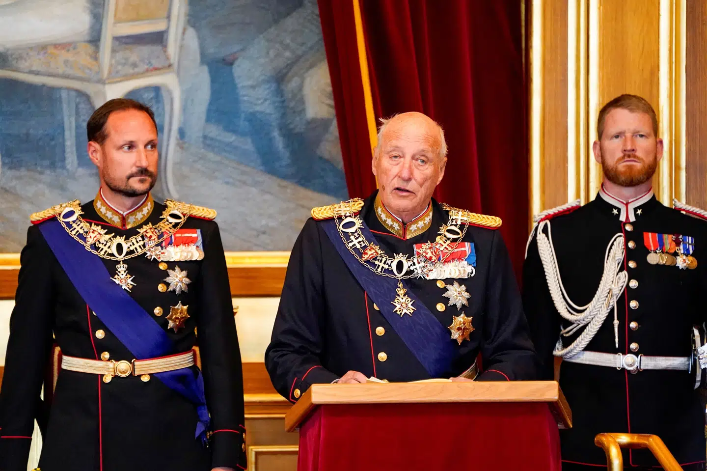 Kong Harald (i midten) har under en ferie på Tenerife været indlagt med en infektion. Mens kongen er udrejst, fungerer hans søn, kronprins Haakon (til venstre), som regent i Norge. (Arkivfoto).