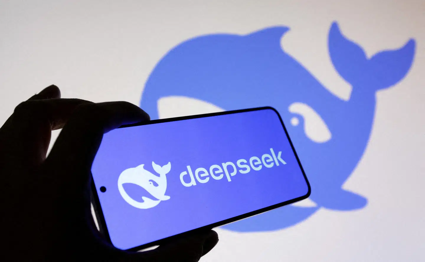 DeepSeek trak for en tid tæppet væk under de amerikanske teknologigiganter, da det kinesiske selskab for et år siden lancerede sin kunstige intelligens, udviklet til en brøkdel af pengene men lige så virksom.