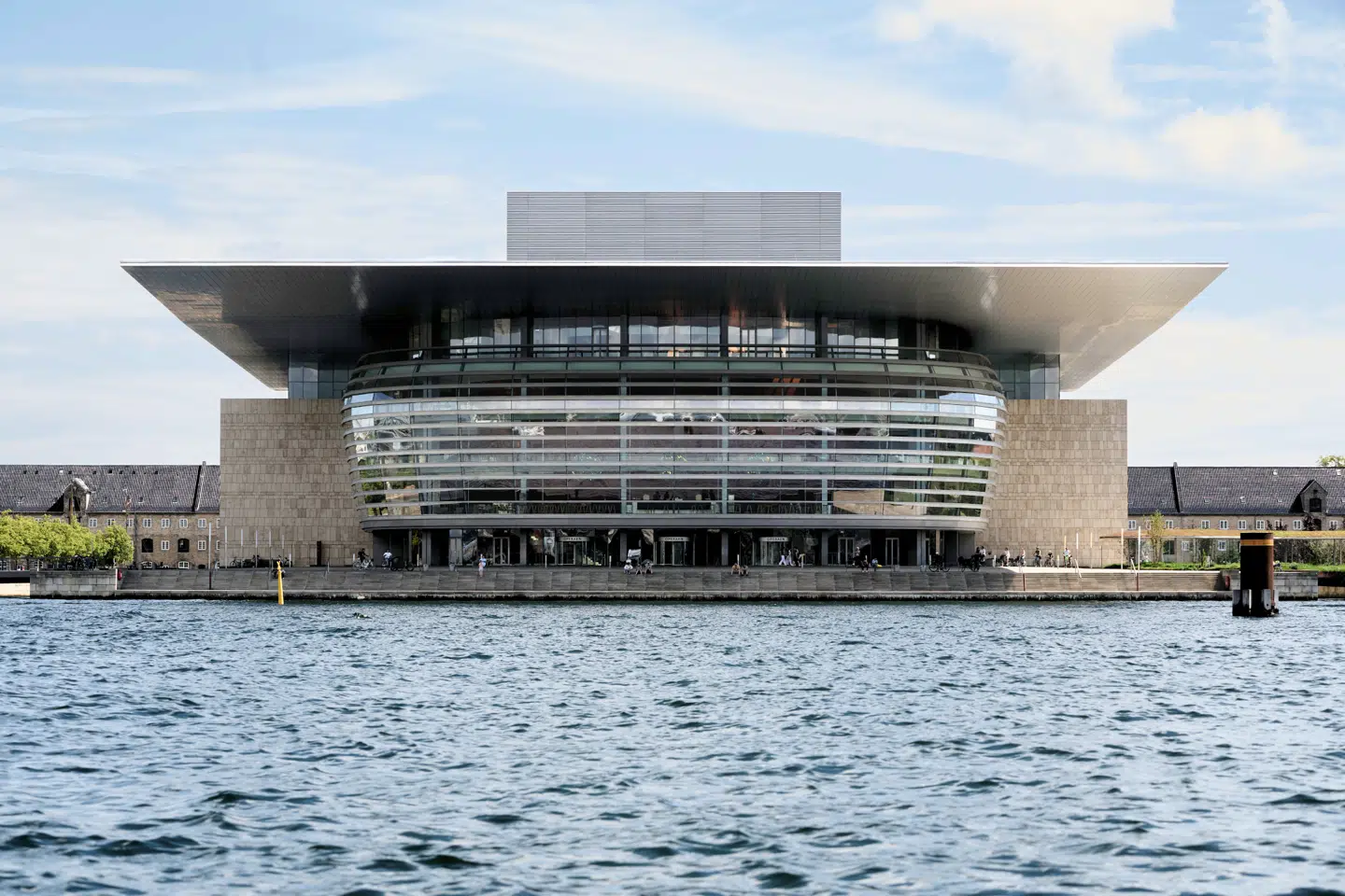 Henrik Nicole Frederiksen fik en aften i Operaen ødelagt af en flok unge piger med dårlig telefonpli.