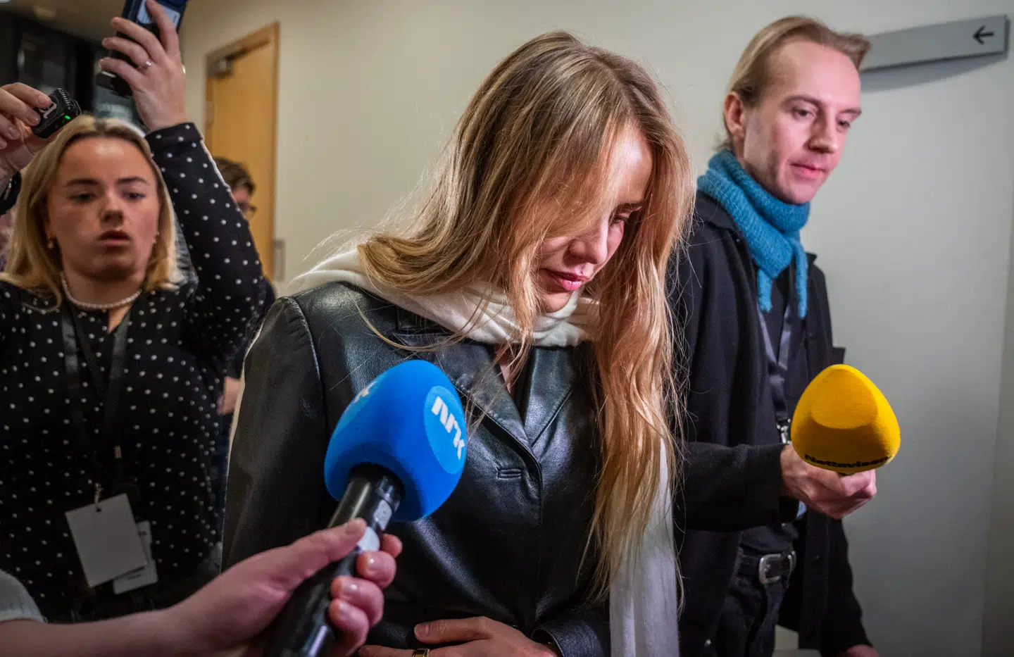 Også influenceren Anniken Jørgensen havde håbet, at hun kunne slippe for pressen, da hun fredag vidnede imod sin tidligere ven Marius Borg Høiby. Her fortalte hun, at hun opfordrede Nora Haukland til at forlade ham under deres indspilninger af realityserien 'Girls of Oslo', efter hun opdagede de grimme beskeder fra ham på hendes telefon.