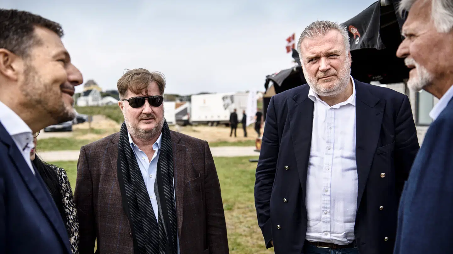 Erik Skjærbæk, her med solbriller og medejer Lars Seier Christensen ved sin side, lukker i om uroen i FCK.