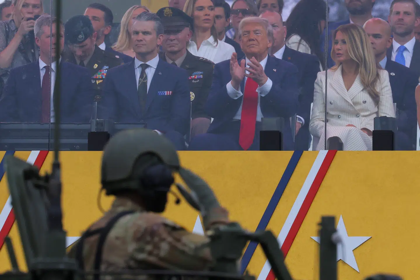 I sommer faldt Trumps 79 års fødselsdag sammen med den amerikanske hærs 250-års- jubilæum, og præsidenten nød sin dag i solen. Kritikere siger, at Trump ikke har forberedt USA på krigen, men han har – hvis man skal følge en fransk filosof – reelt ikke foretaget sig meget andet.