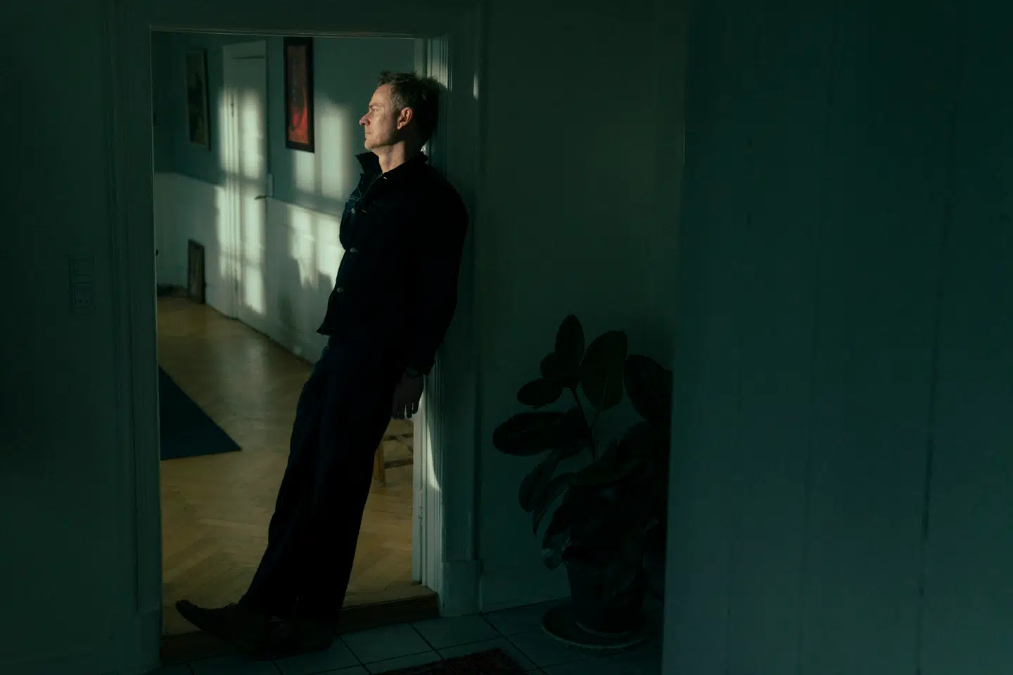 Hvad gør man, hvis man ønsker intet andet end at lukke sine øjne og gå tilbage i sine minder, men ikke kan? At lige meget hvilket minde, man prøver at finde frem, kommer man kun til det samme rum, det samme mørke, til afskeden, spørger Karsten Møller Hansen. Arkivfoto: Asger Ladefoged