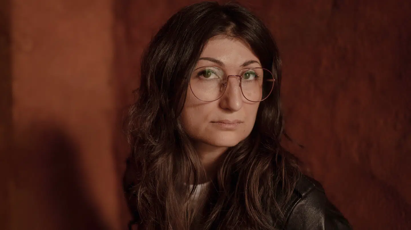 Firoozeh er blandt andet kendt for at rive en koran på et rivejern. I 2025 blev hun hædret med Berlingskes Fonsmark-pris for sin indsats mod koranloven og for ytringsfriheden.