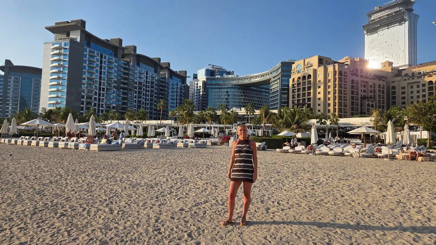 Her ses et billede af Pernille Nygaard på stranden i Dubai.