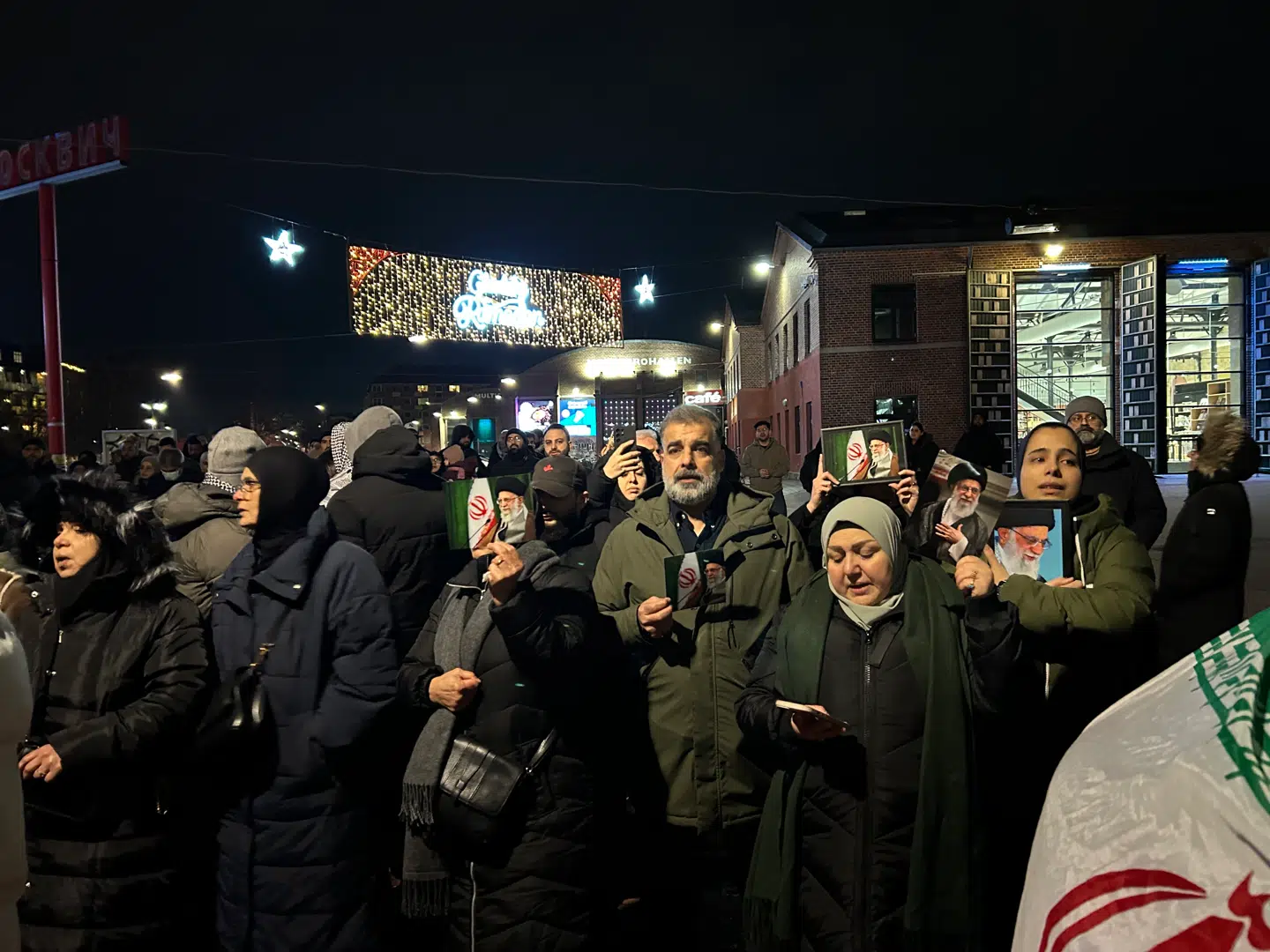 En mindehøjtidelighed søndag, hvor den afdøde islamistiske iranske diktator, ayatollah Ali Khamenei, blandt andet blev hyldet, bliver mødt med massiv kritik en lang række politikere.