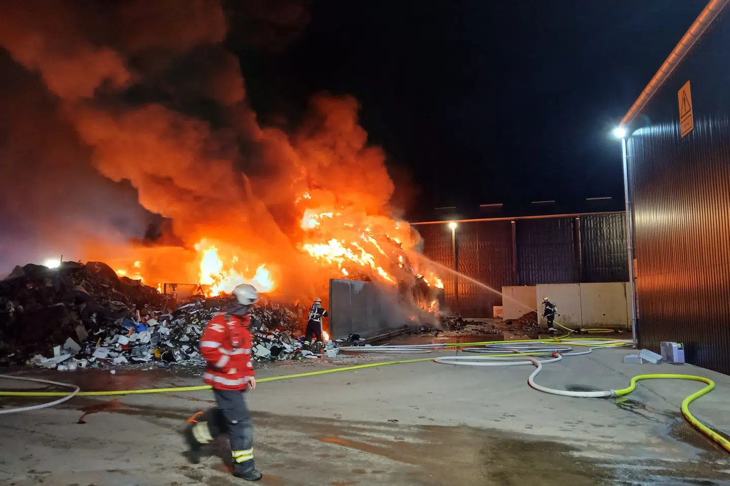 Nordsjællands Politi rykkede natten til mandag ud til en brand i noget metalskrot hos DeNova Recycling i Frederiksværk. Mandag formiddag advarede Nordsjællands Politi om sundhedsskadelig røg.