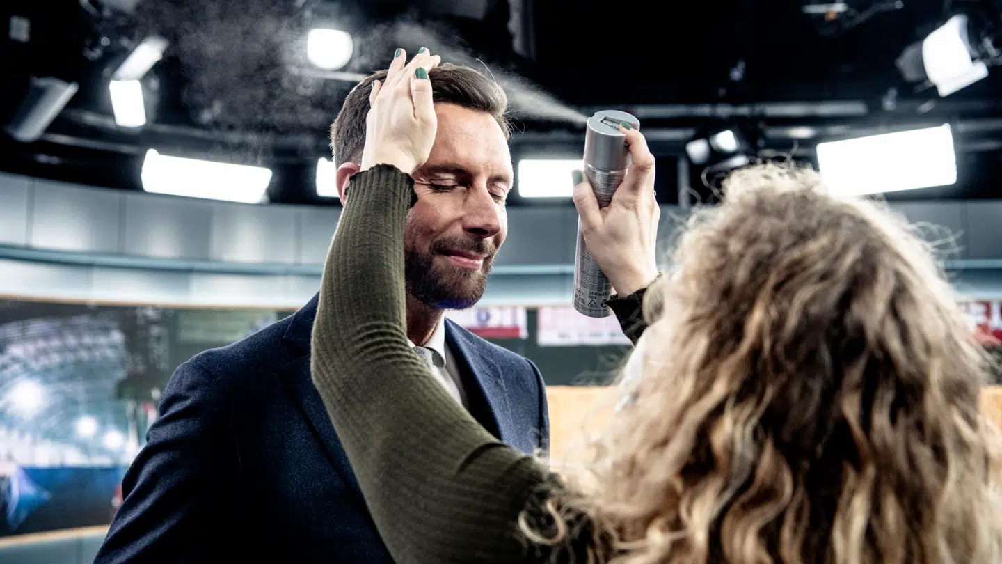 Kåre Quist kan som regel ikke stå for fristelserne, når han er i studiet som vært på valgdebatterne.