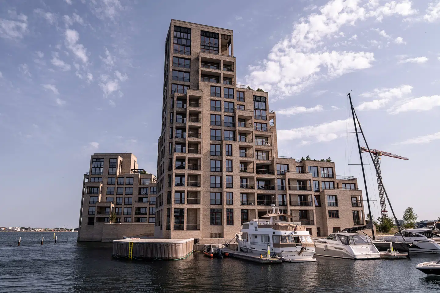 Ejere af store formuer skal betale 0,5 procent i skat af værdier over 25 millioner kroner, hvis Socialdemokratiet får sin vilje. Men hvor mange vil flygte fra Danmark? International forskning giver forskellige svar.