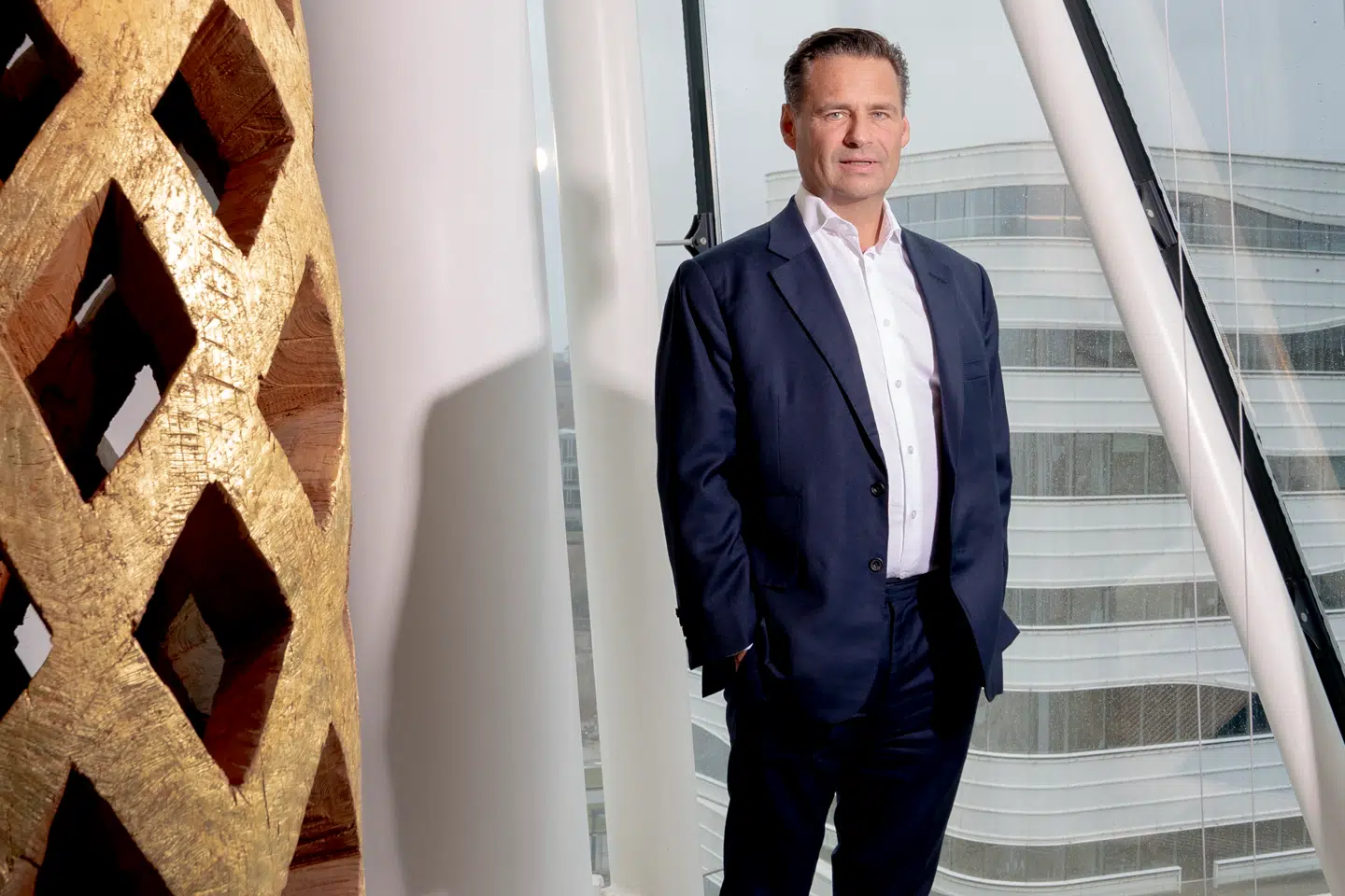 Saxo Bank har fået ny ejer, og i den forbindelse træder topchef Kim Fournais tilbage fra sin post. Han bliver i stedet formand for bestyrelsen, og derudover foretages en række ændringer i bankens ledelse.