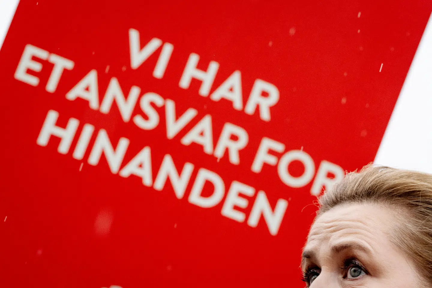 Statsminister Mette Frederiksen (S) turnerer landet rundt i en valgkamp, som går hendes vej af en helt anden grund.