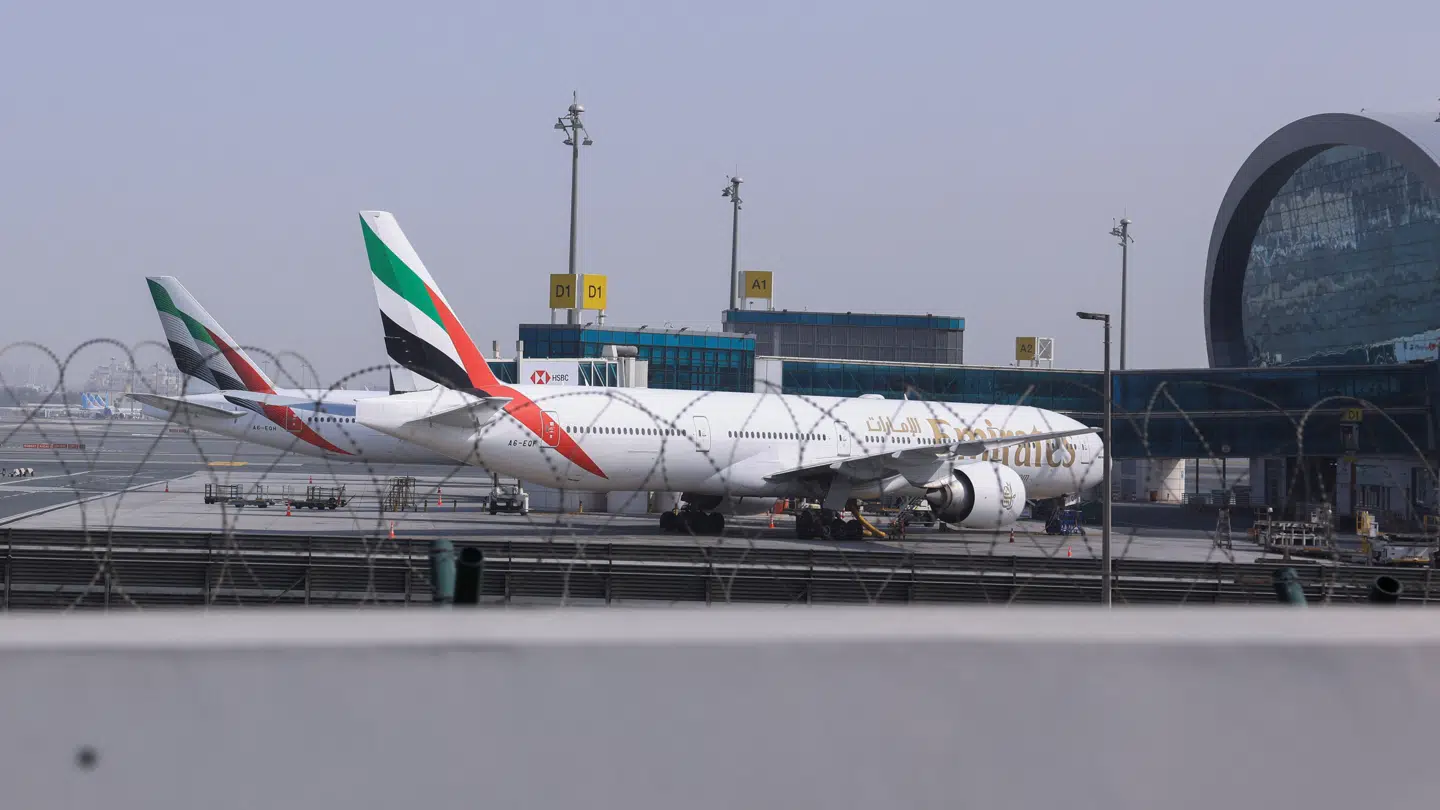 Flyene holdt stille i lufthavnen i Dubai tidligere mandag. Men nu åbnes der op for, at nogle af de mange strandede feriegæster kan komme hjem.